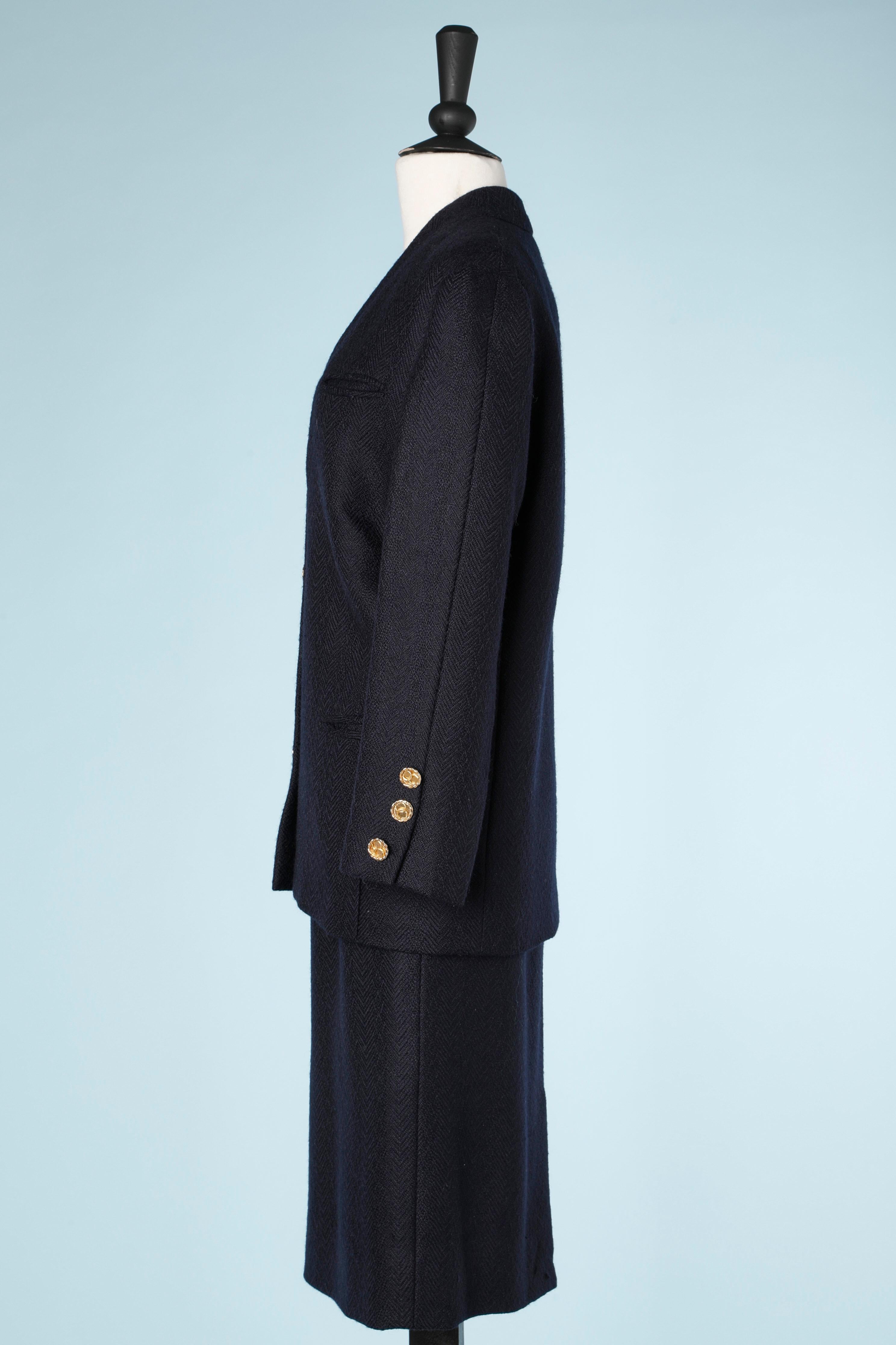 Tailleur jupe en laine bleu marine avec boutons de marque Chanel  Pour femmes en vente