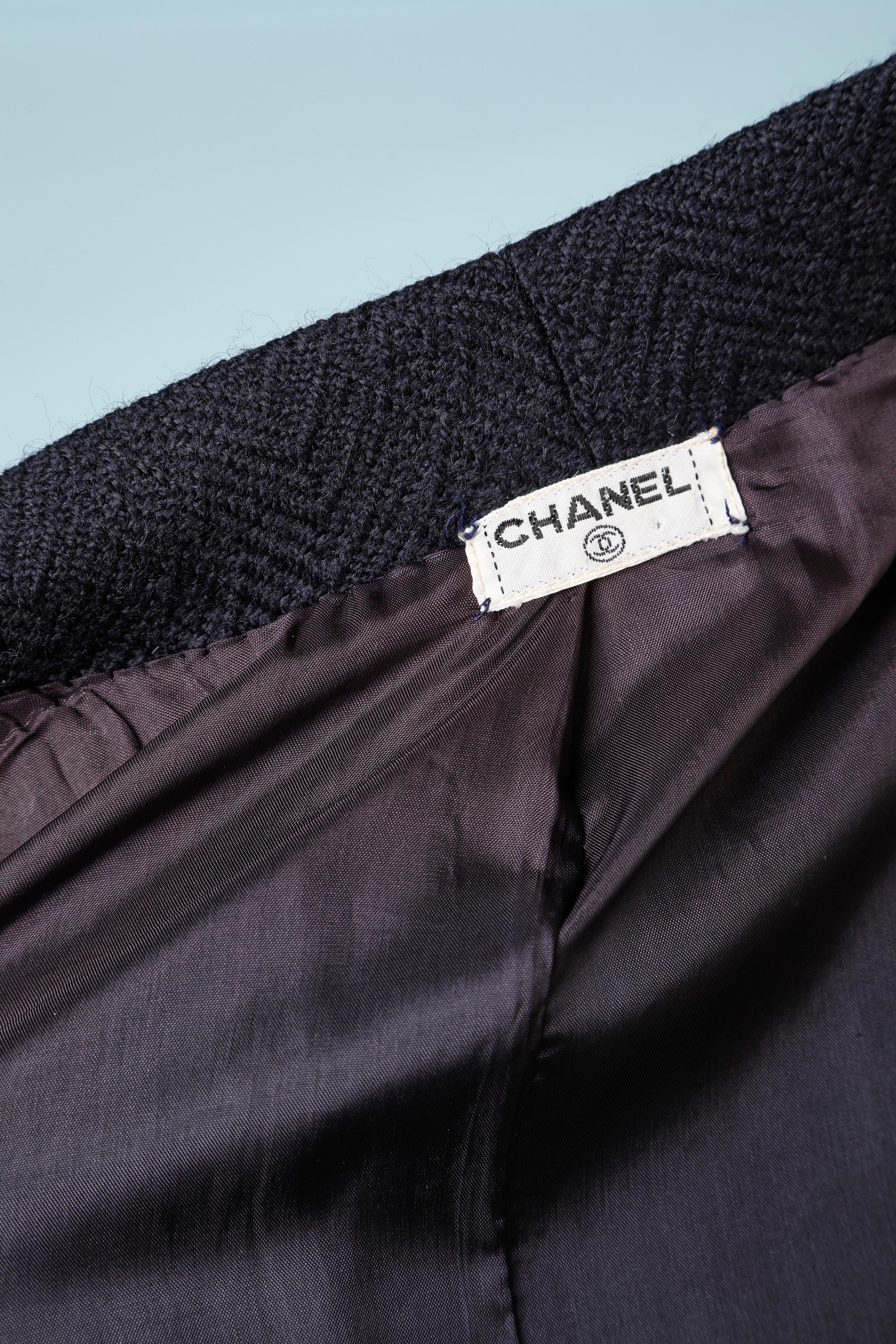 Tailleur jupe en laine bleu marine avec boutons de marque Chanel  en vente 2