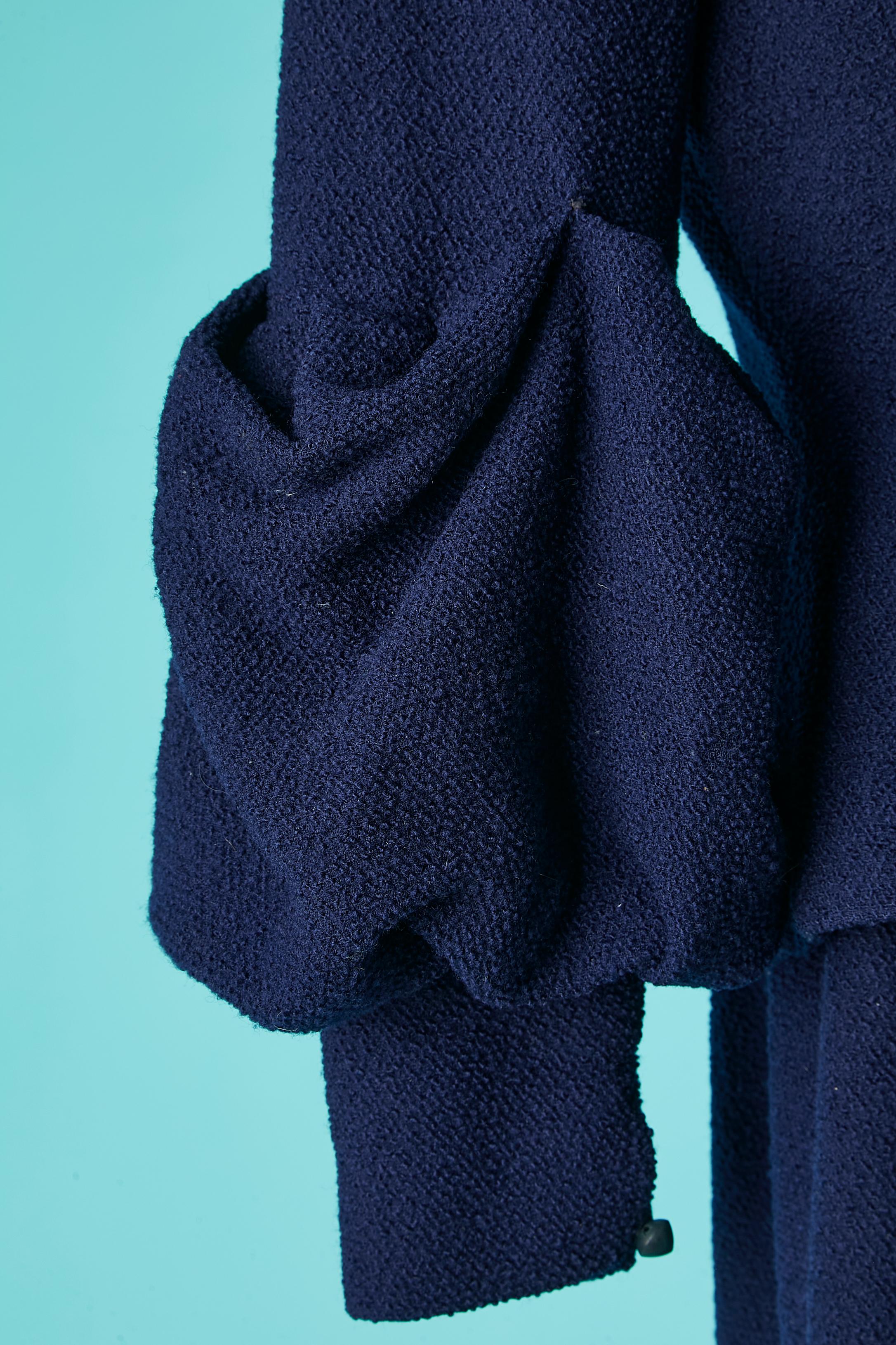 Noir Combinaison jupe en laine bleu marine avec manches bouillonnantes The Lilly Ann  en vente