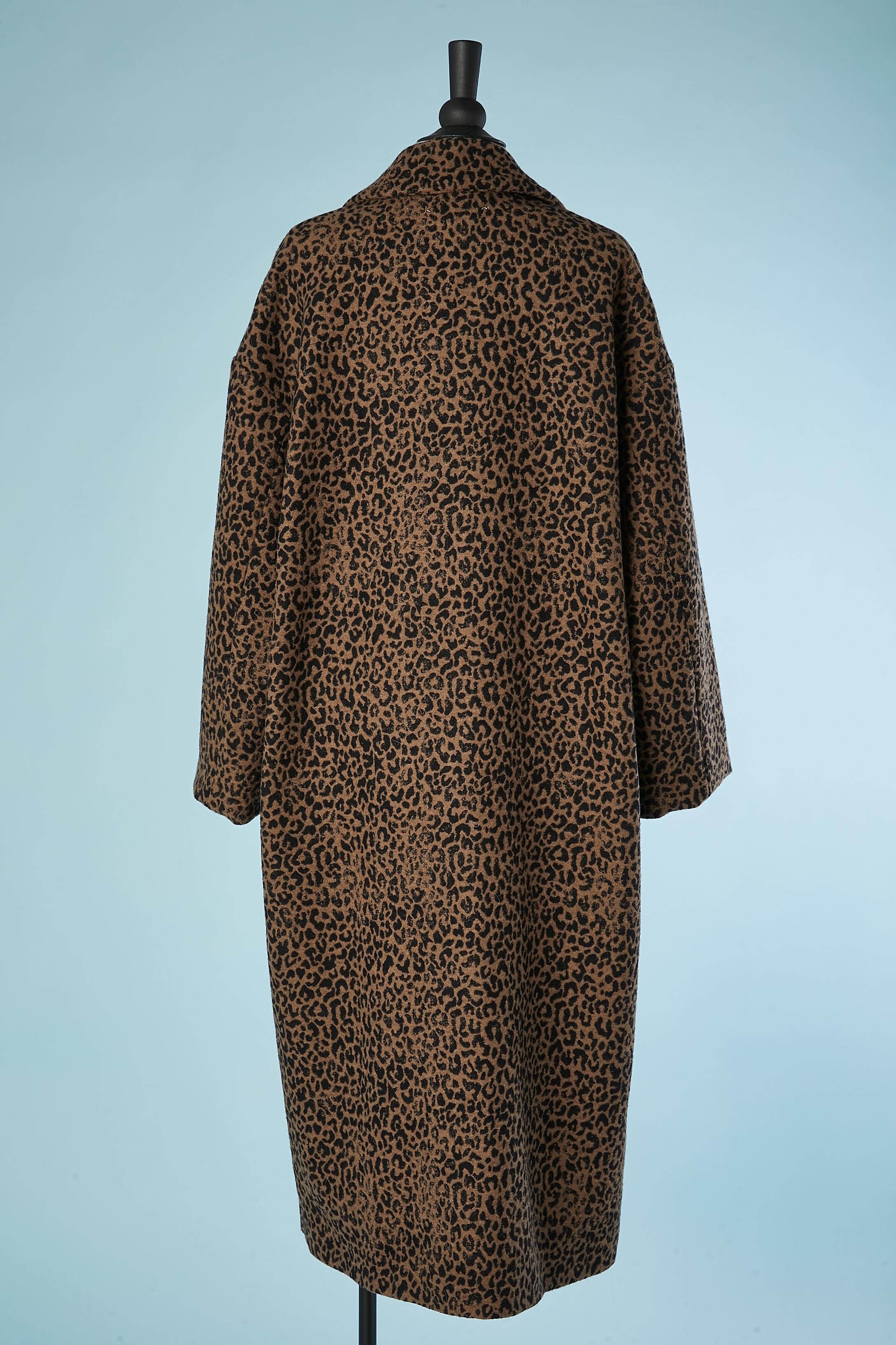 Manteau surdimensionné en laine avec imprimé léopard et oie dorée  en vente 1
