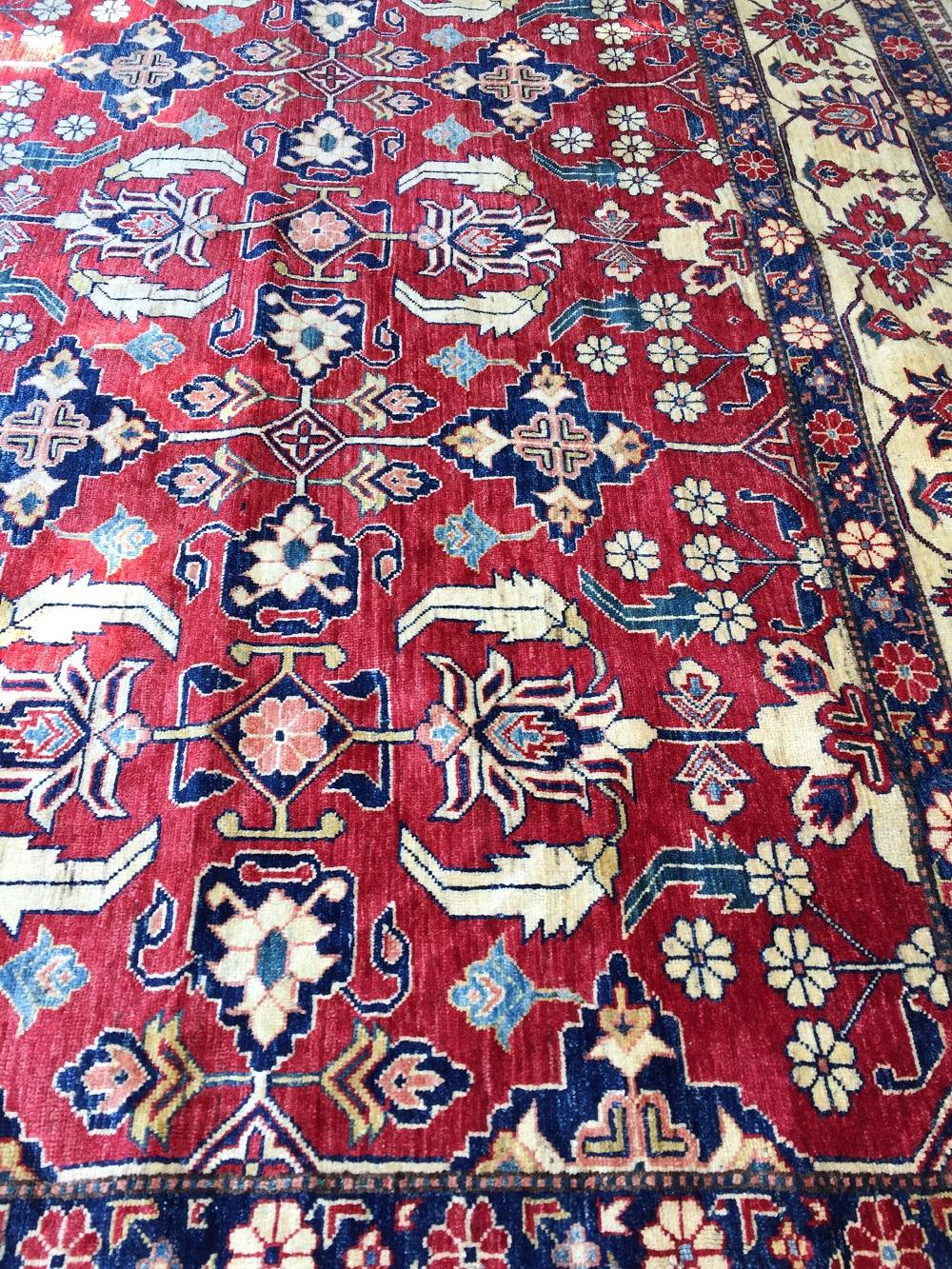 Wool Oversized Richly colored Traditional Handmade Rug In Good Condition In Chicago, IL