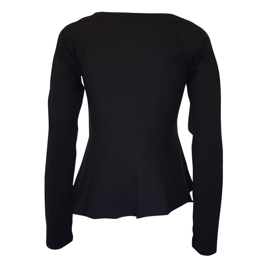 Laine (85%) Couleur noire Longueur de l'épaule / ourlet cm 50 Largeur de l'épaule cm 32
