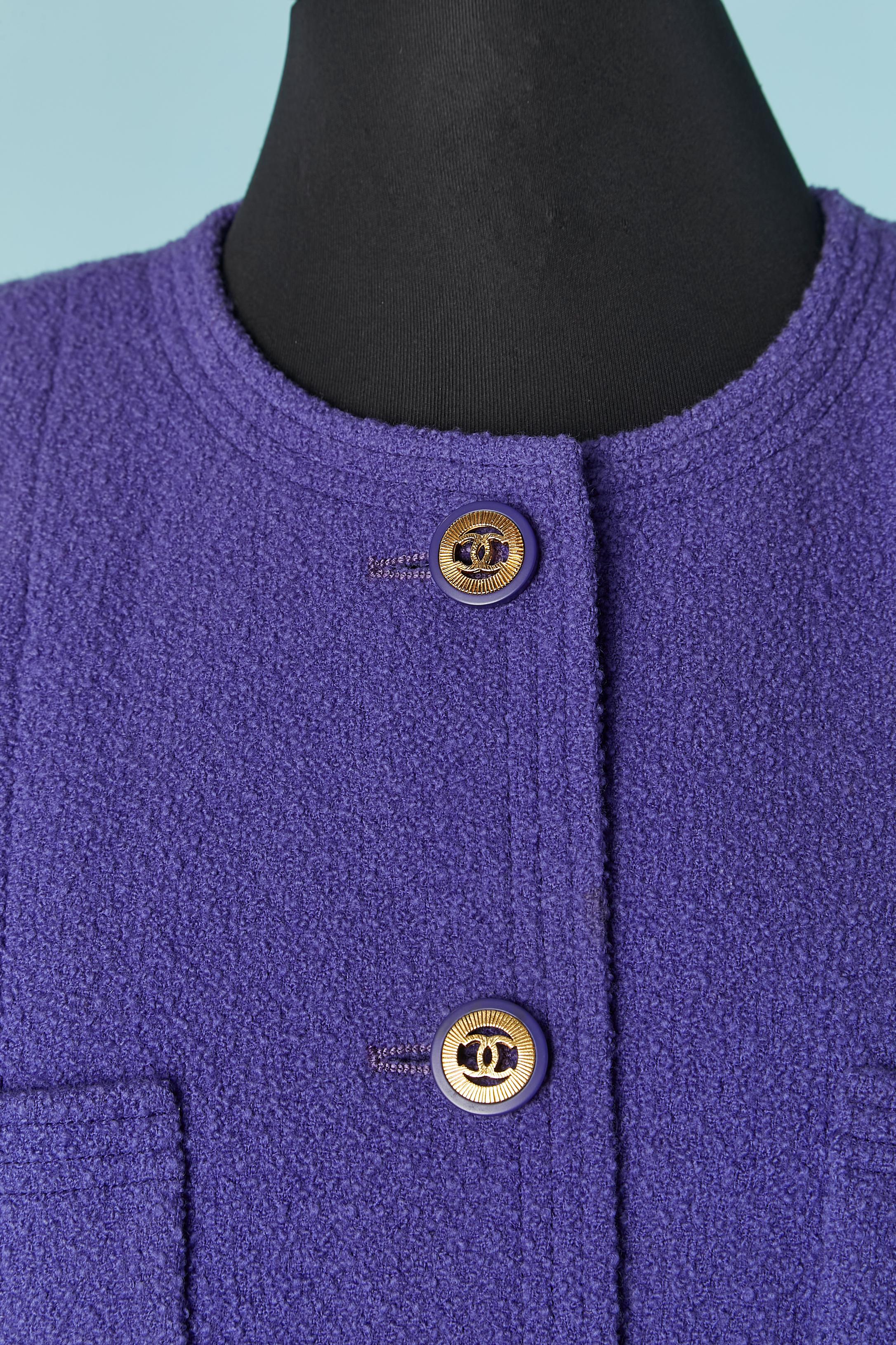 Giacca monopetto in lana viola. Fodera in seta con marchio. Catena all'interno del bordo inferiore.Pad. Chiusura con bottone e asola con marchio sul centro davanti e sul taschino.
TAGLIA 40 (Fr) L 