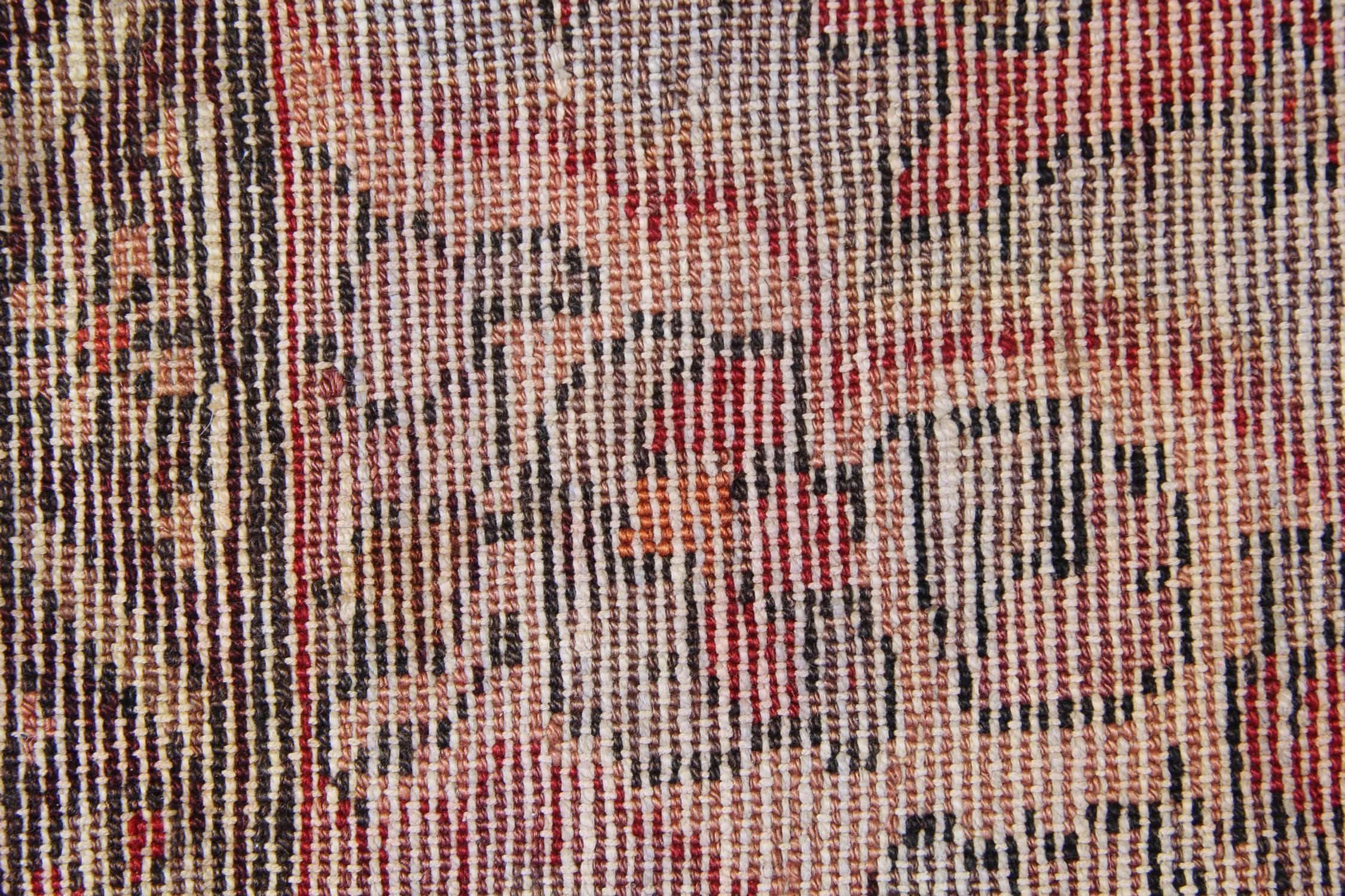 Tissage Tapis de couloir du Caucase rouge en laine tissé à la main Oriental en vente