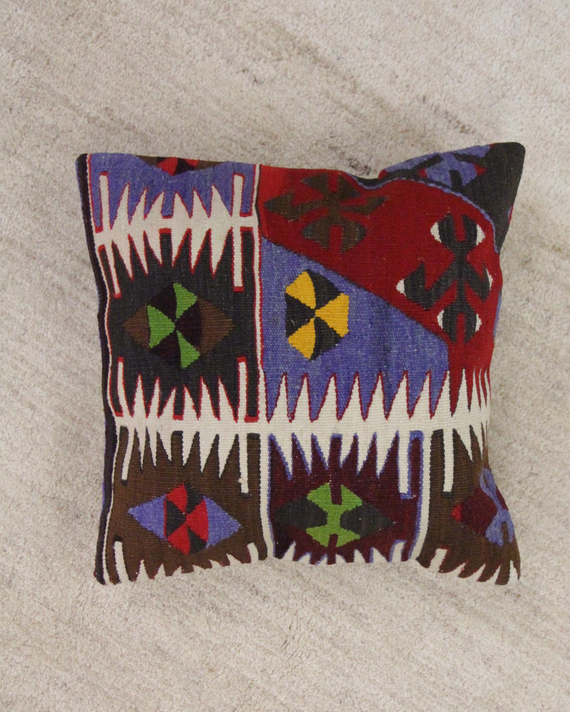 Wool Scatter Cushion Handwoven Pillow Turkish Kilim Cushion Cover In New Condition In Hampshire, GB