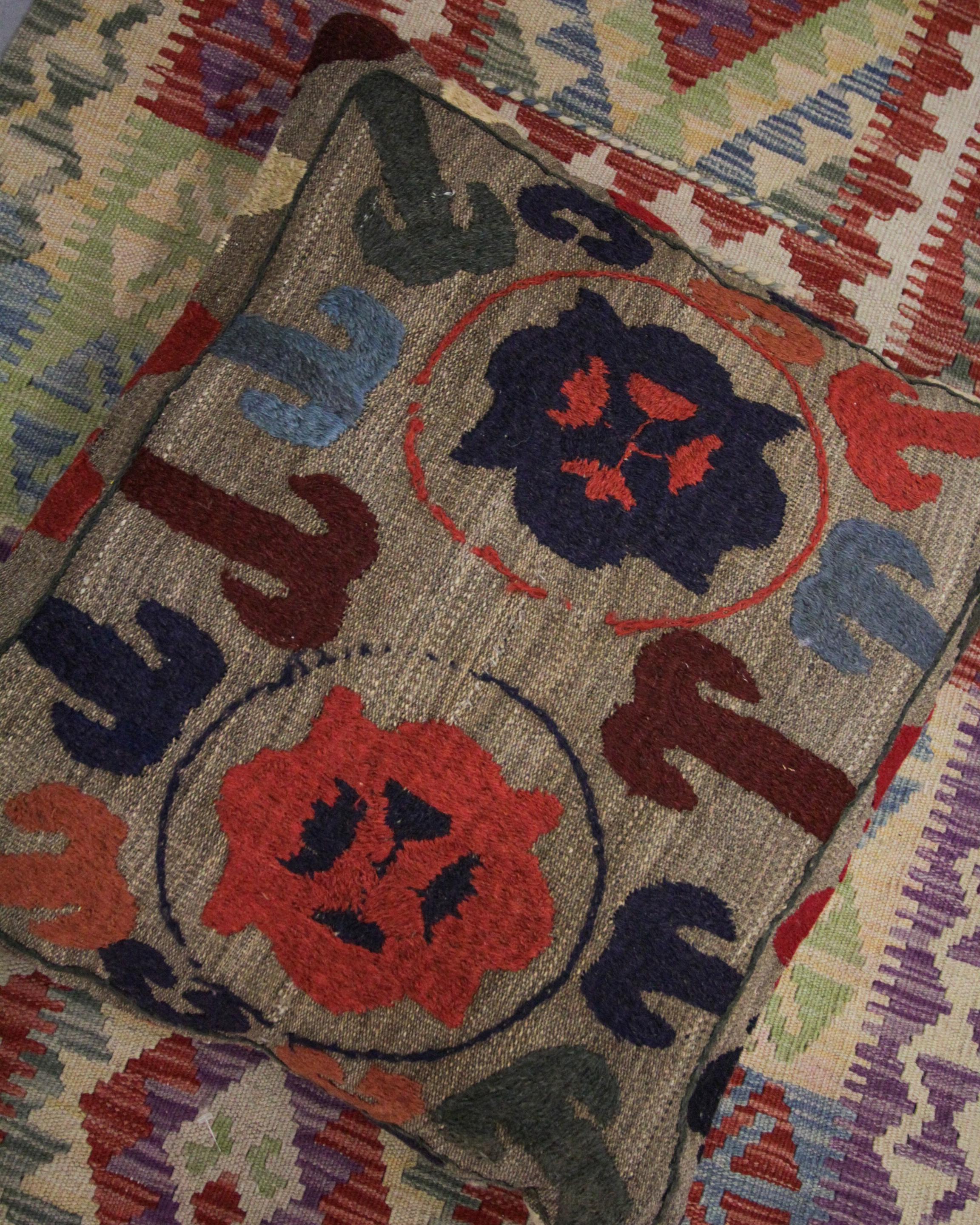 Tribal Couvercle d'oreiller tribal ouzbek en laine marron Suzani, fait à la main, grand format en vente