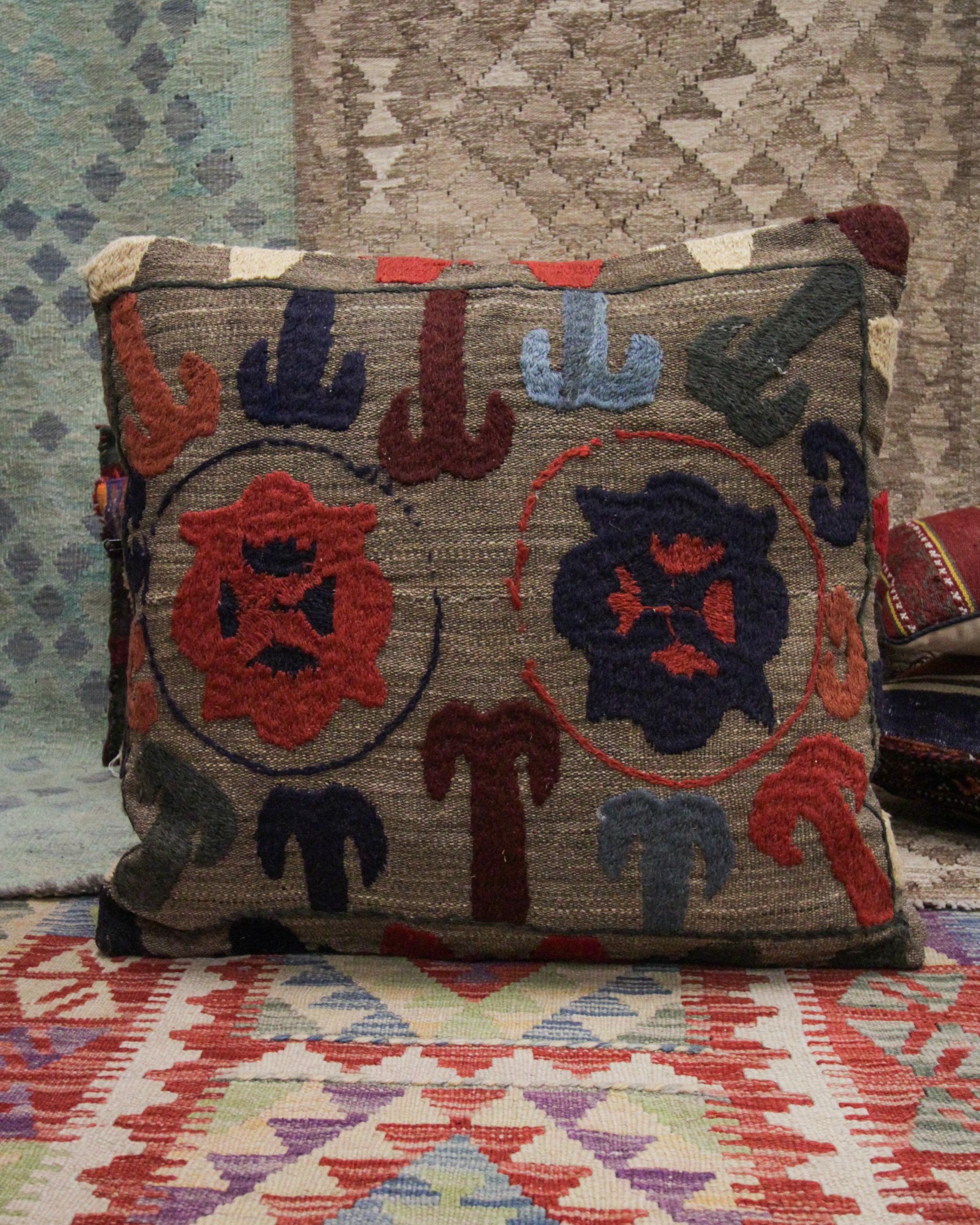 Handgefertigte große braune Suzani-Kissen aus Wolle mit Schabraunmuster, Uzbek Tribal (Usbekisch) im Angebot