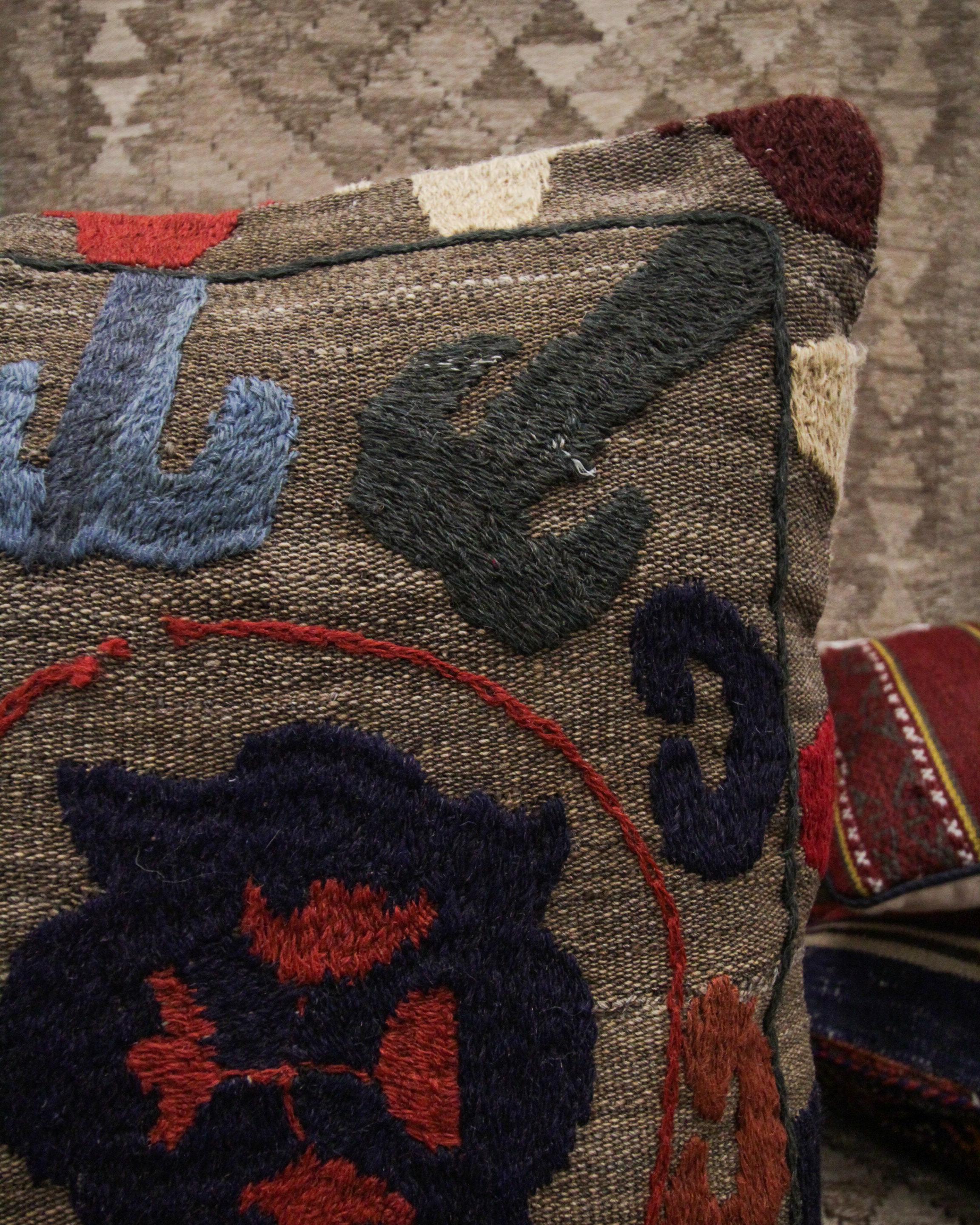 Handgefertigte große braune Suzani-Kissen aus Wolle mit Schabraunmuster, Uzbek Tribal (Handgewebt) im Angebot