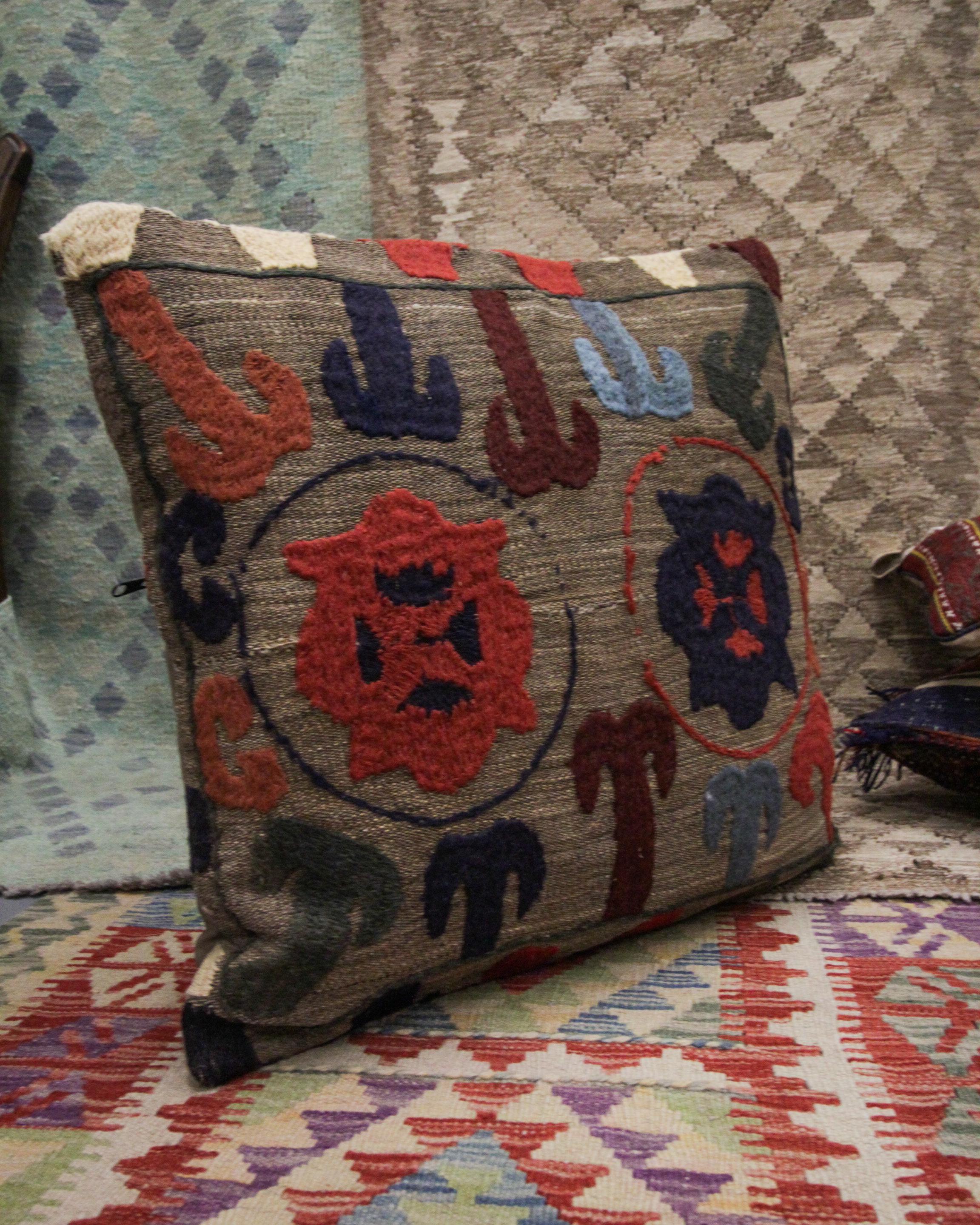 Couvercle d'oreiller tribal ouzbek en laine marron Suzani, fait à la main, grand format Excellent état - En vente à Hampshire, GB