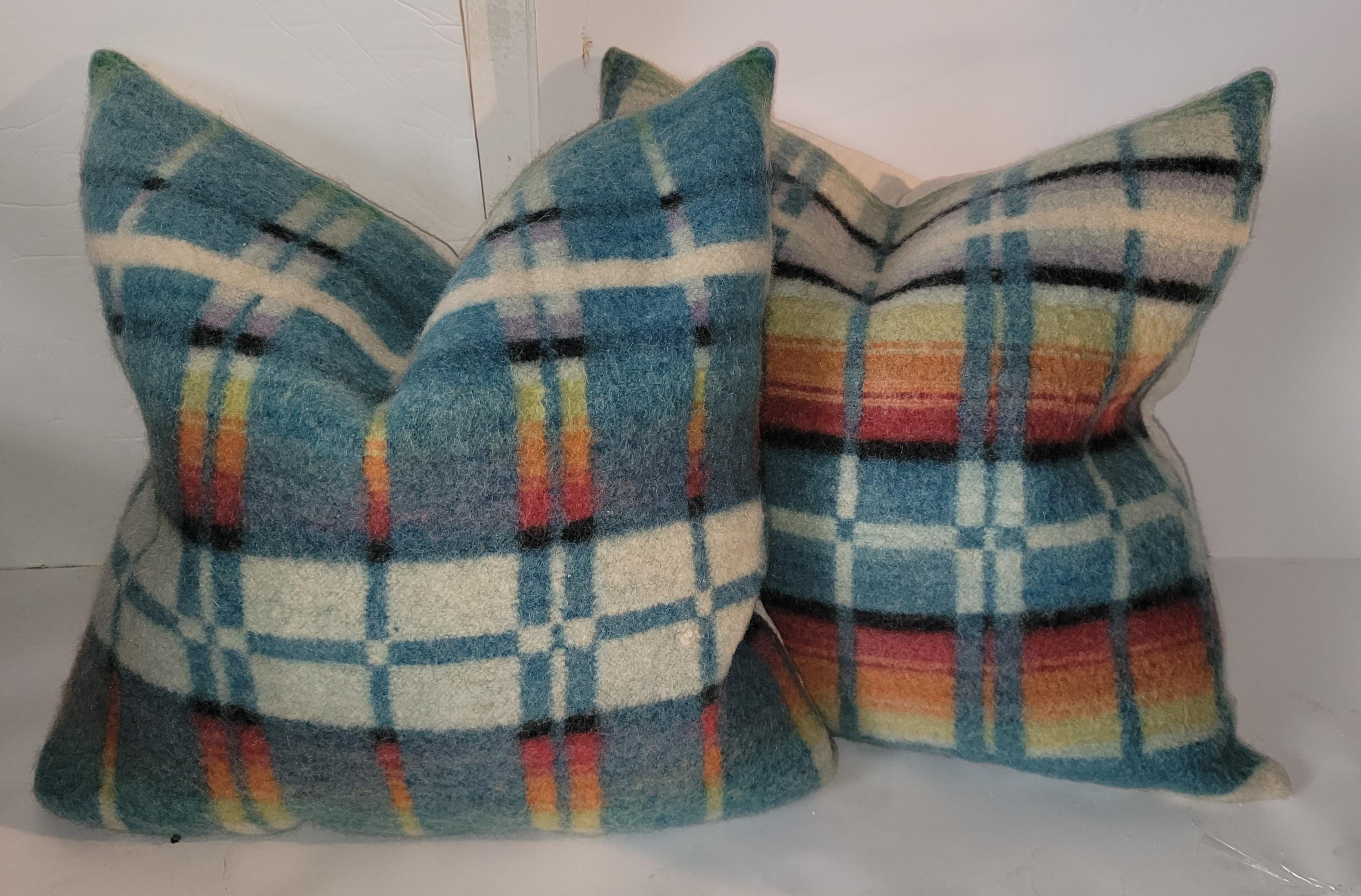 Paires de coussins en laine des années 1940-1950 avec des palettes de couleurs vibrantes. 
Ces deux paires d'oreillers ont été fabriquées à partir de vieilles couvertures de cheval et lavées professionnellement avant d'être confectionnées. 
Les