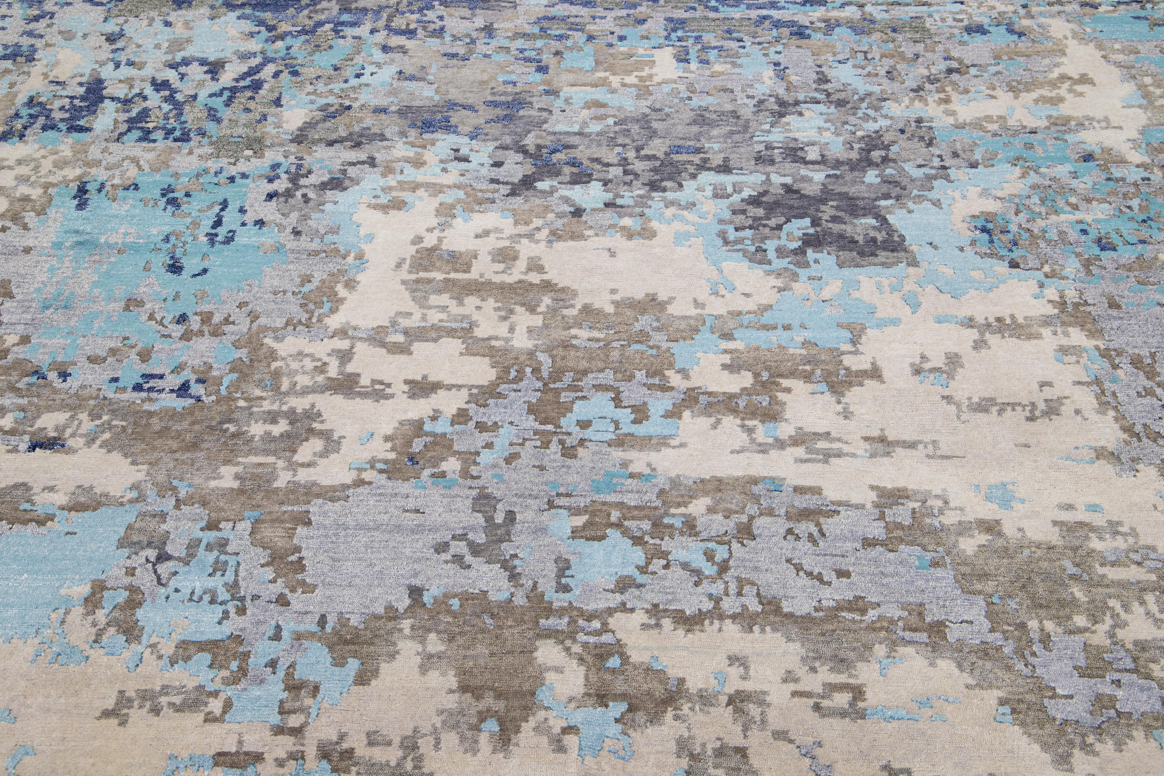 Zeitgenössischer abstrakter Teppich aus Wolle und Seide mit grauer und blauer Farbe im Zustand „Neu“ im Angebot in Norwalk, CT