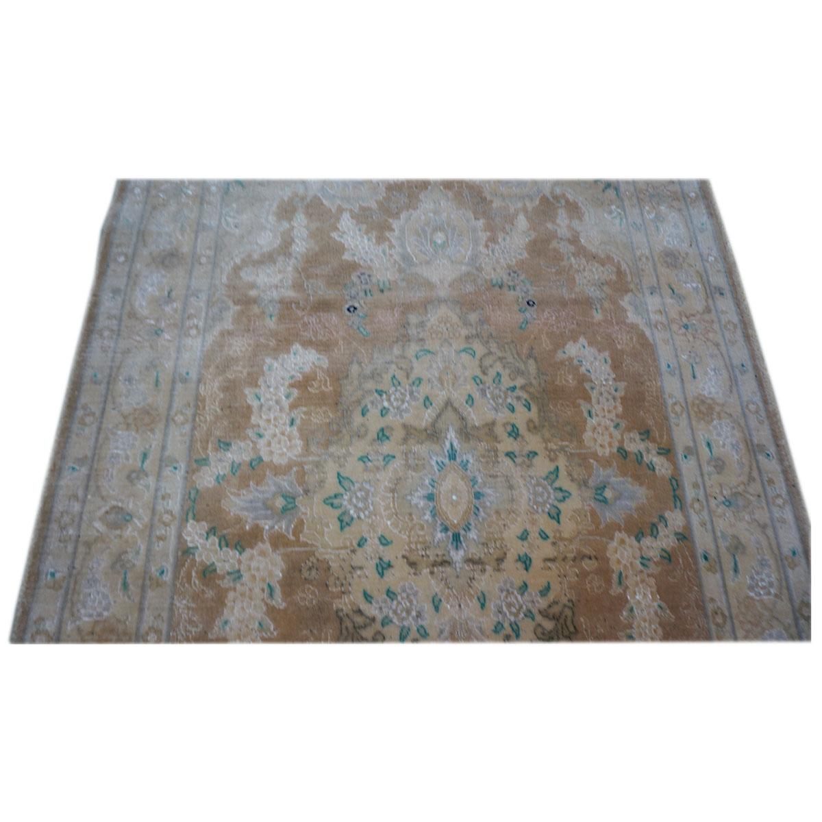 Wolle & Seide Persisch Tabriz 3x16 Tan, Brown, & Grün Handmade Hall Läufer Teppich im Angebot 1