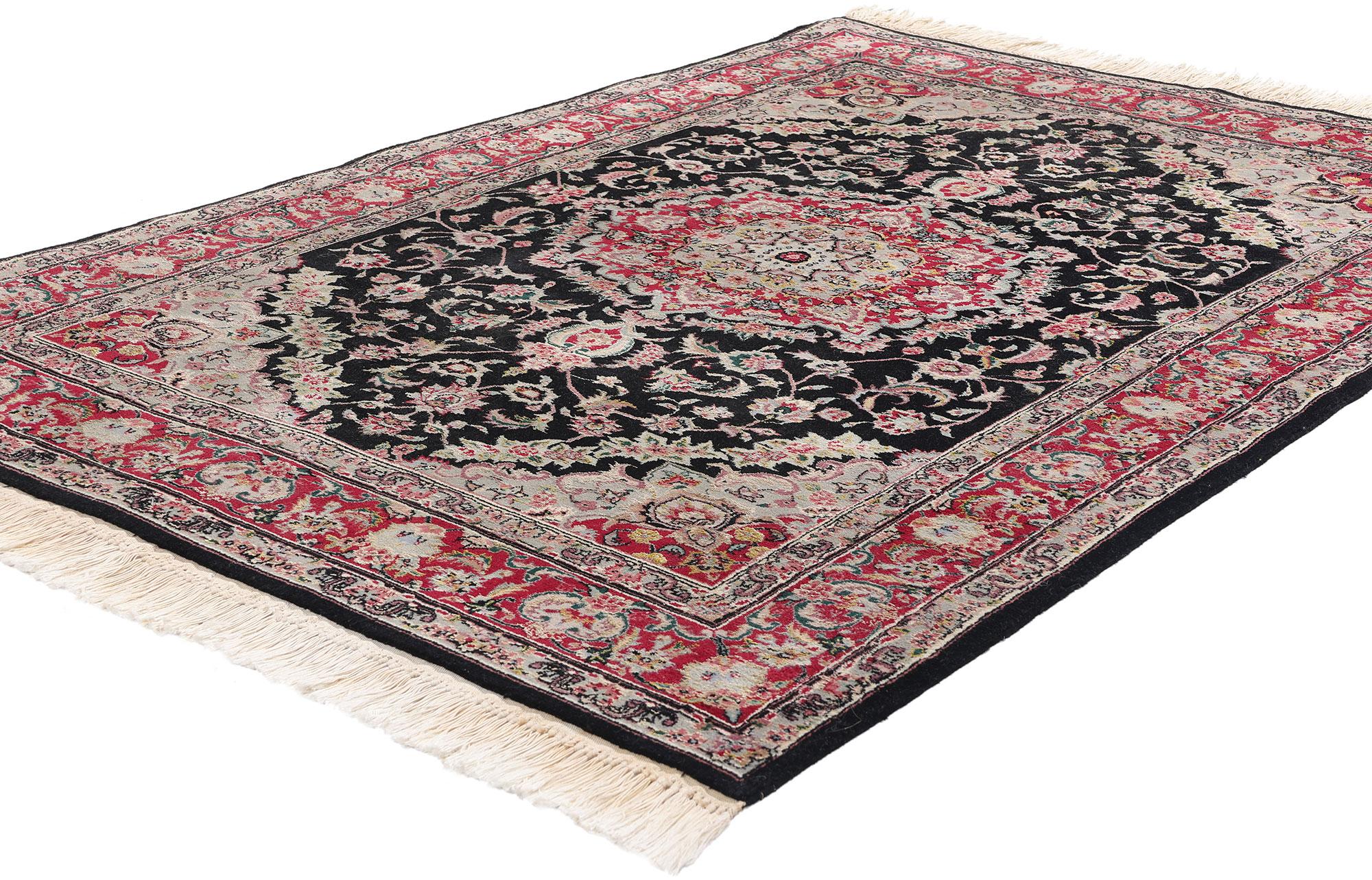 79116 Vintage Chinese Tabriz Rug, 04'00 x 05'09. Dieser exquisite handgeknüpfte chinesische Täbriz-Teppich aus Wolle und Seide ist eine bemerkenswerte Verschmelzung von persischer Kunstfertigkeit und chinesischer Handwerkskunst, die ein perfektes