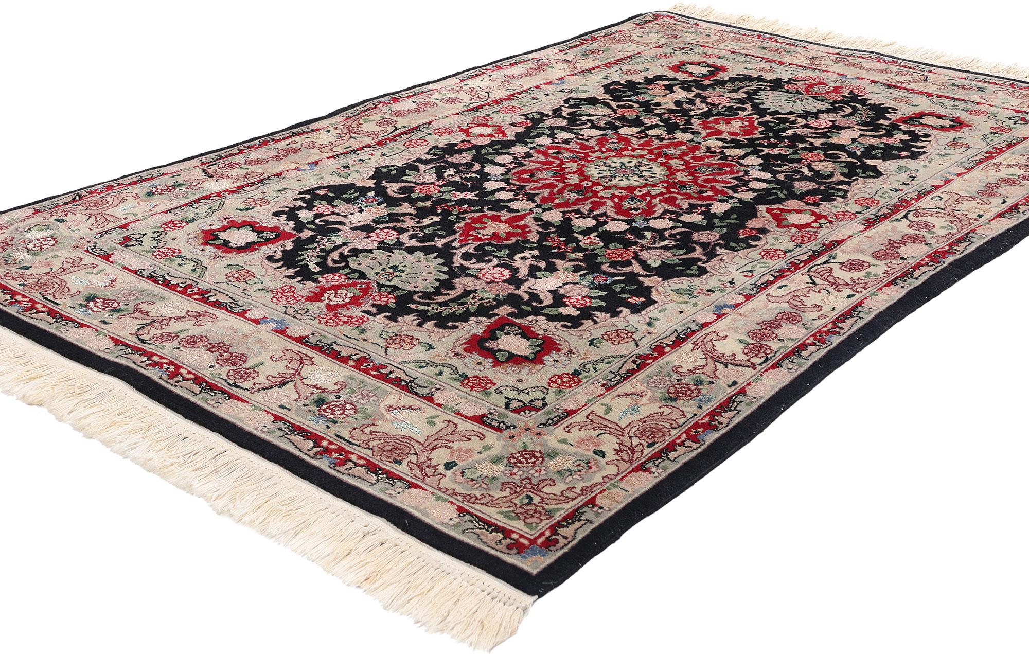 79115 Vintage Chinese Tabriz Rug, 03'11 x 06'05. Dieser prächtige handgeknüpfte chinesische Täbris-Teppich aus Wolle und Seide ist ein Zeugnis der Kunstfertigkeit und des handwerklichen Könnens, die den Täbris-Stil seit Jahrhunderten bestimmen. Der