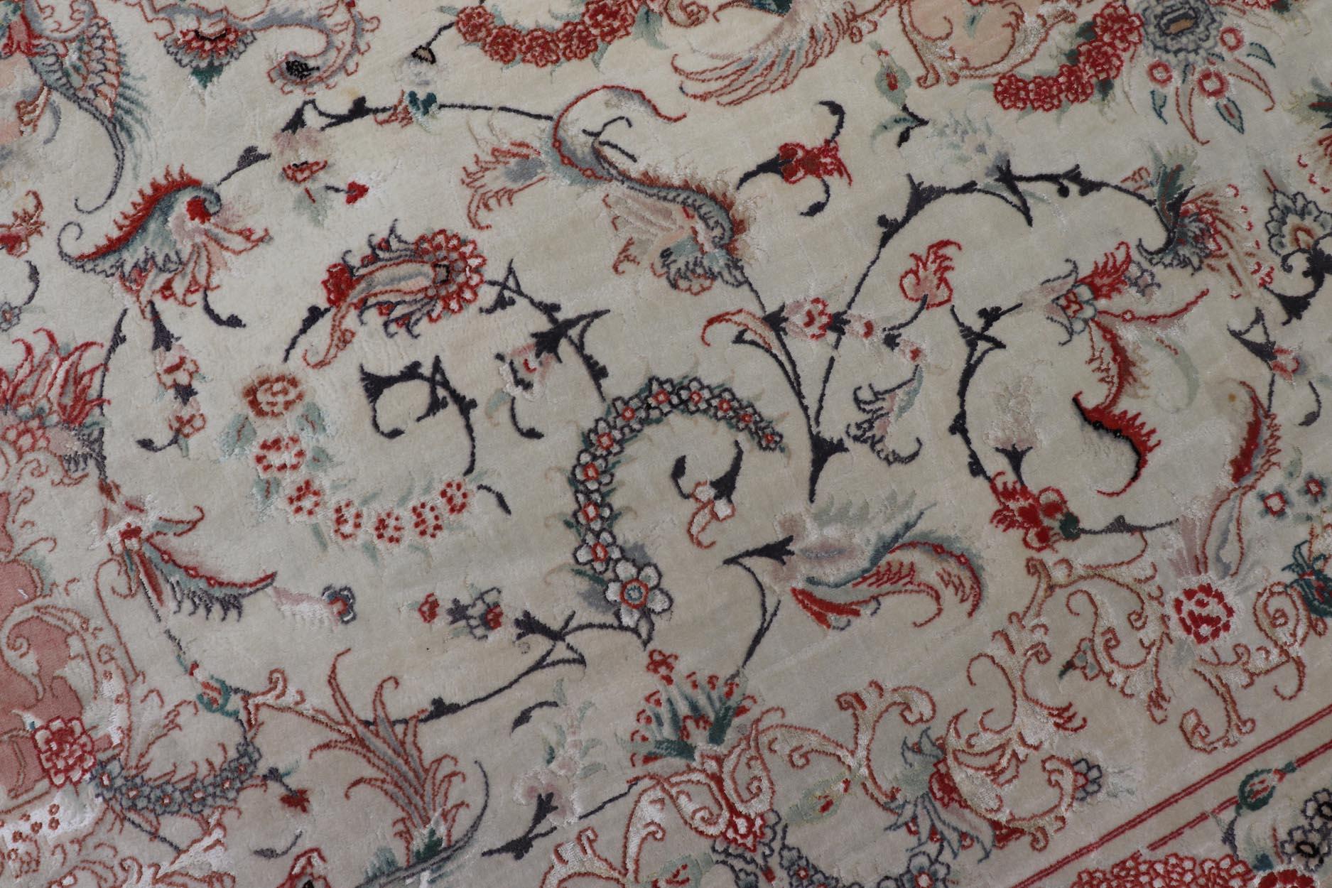 Tappeto a medaglione in lana e seta Vintage Fine Tabriz Design con fiori intricati in vendita 4