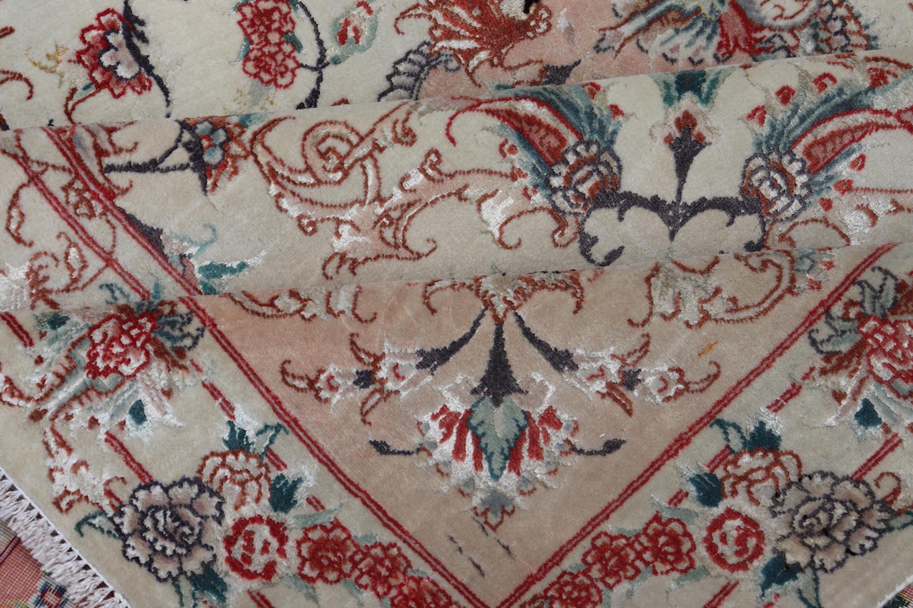 Tappeto a medaglione in lana e seta Vintage Fine Tabriz Design con fiori intricati in vendita 10