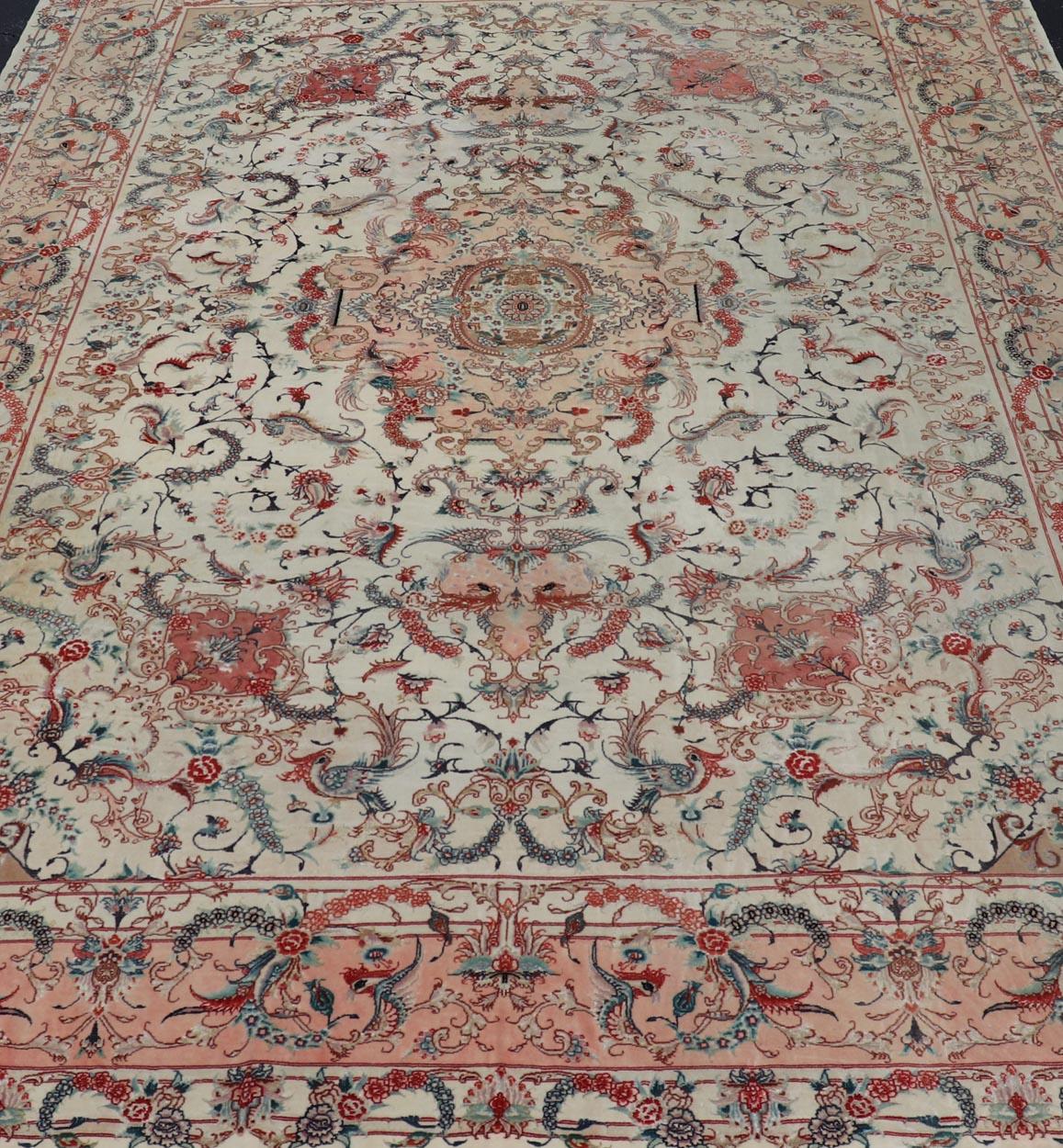 Tappeto a medaglione in lana e seta dal design Tabriz vintage con elementi floreali intricati. Keivan Woven Arts / tappeto X23-0602, paese d'origine/tipo/ Tabriz, circa 1960
Misure: 8'1 x 11'2 
Questo eccezionale tappeto Tabriz vintage si distingue
