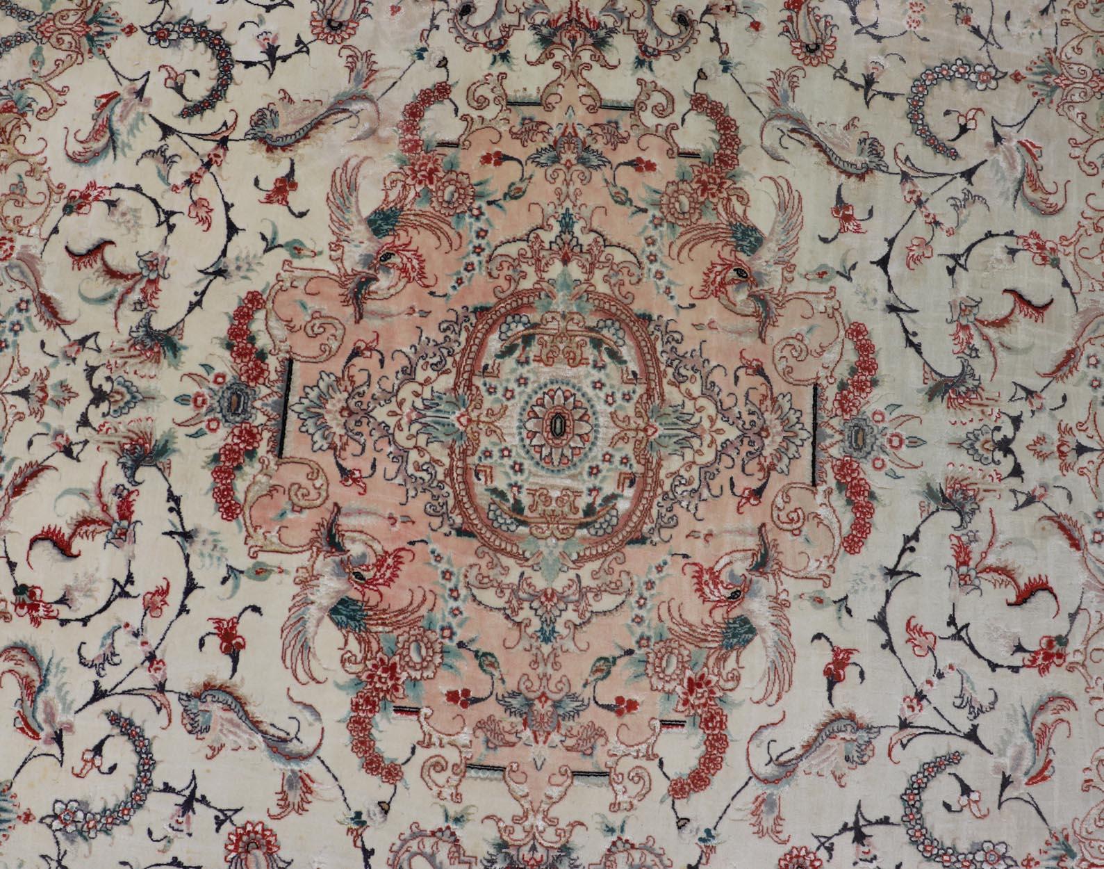 Annodato a mano Tappeto a medaglione in lana e seta Vintage Fine Tabriz Design con fiori intricati in vendita