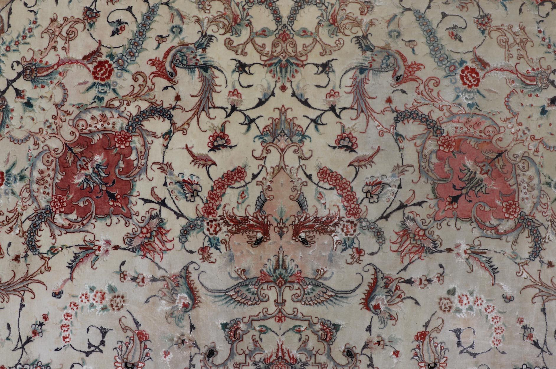 Tappeto a medaglione in lana e seta Vintage Fine Tabriz Design con fiori intricati In condizioni buone in vendita a Atlanta, GA