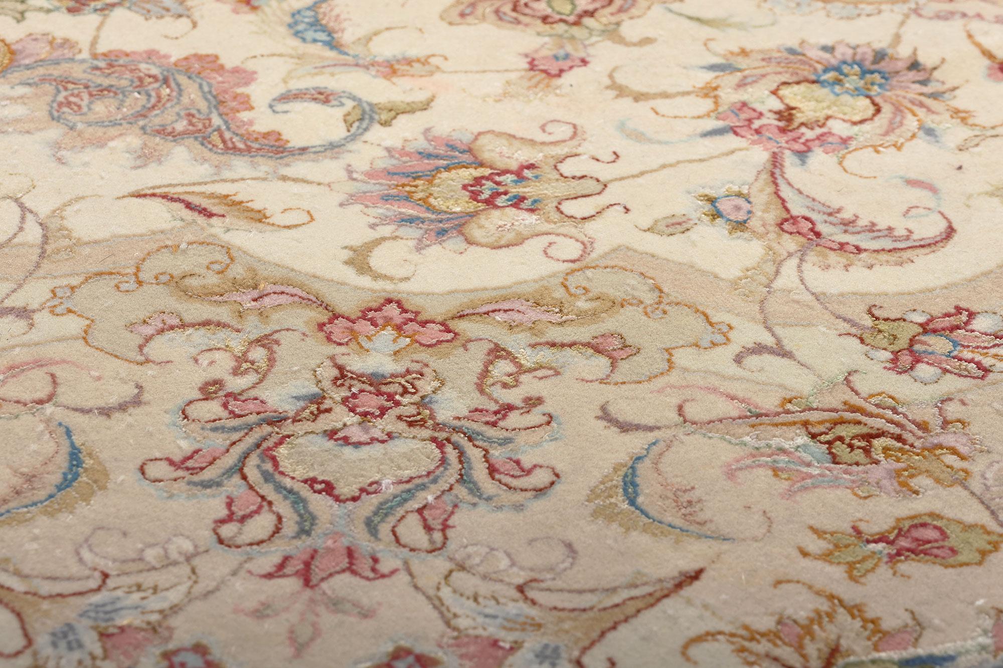 XX secolo Tappeto Tabriz persiano vintage in lana e seta, l'opulenza rococò incontra lo stile Bridgerton in vendita