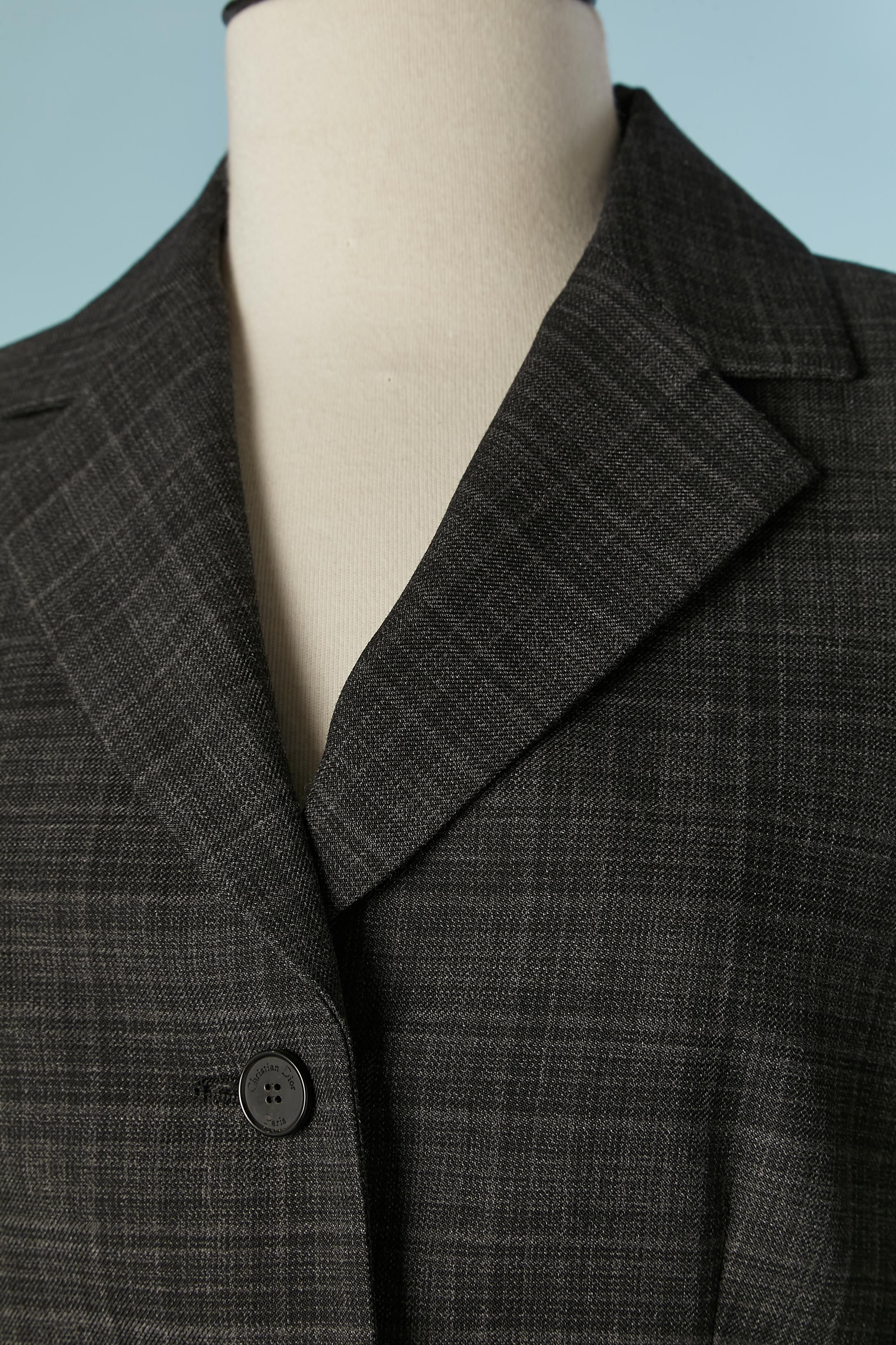 Chaqueta BAR de lana de un solo pecho con estampado de cuadros . Forro de seda. Botón con la marca y cierre de ojal en la parte delantera central y en los puños. Hombrera. Bolsillo en ambos lados. Media espalda partida, longitud = 15cm
TALLA 36 (Fr)