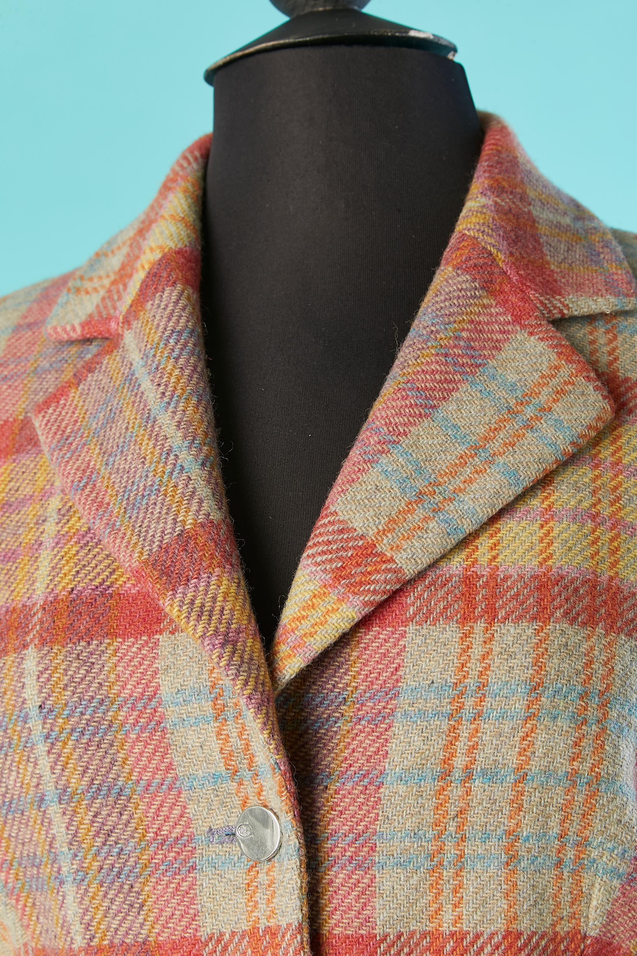 Wool single-breasted tartan blazer. Main: 100% wool. Other wool ( pockets) 97% wool, 2% polyamide, 1% lycra. Lining: 60% acetate, 40% rayon. 
Branded button. Shoulder-pad. 
SIZE 42 (It) 38 (Fr) M 
