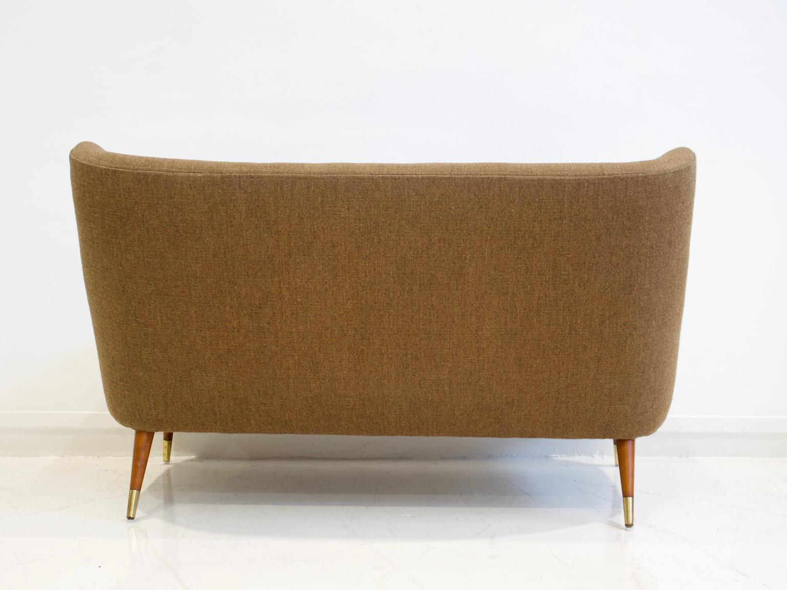 Wool Sofa with Curved Back by Arne Wahl Iversen In Good Condition In Madrid, ES