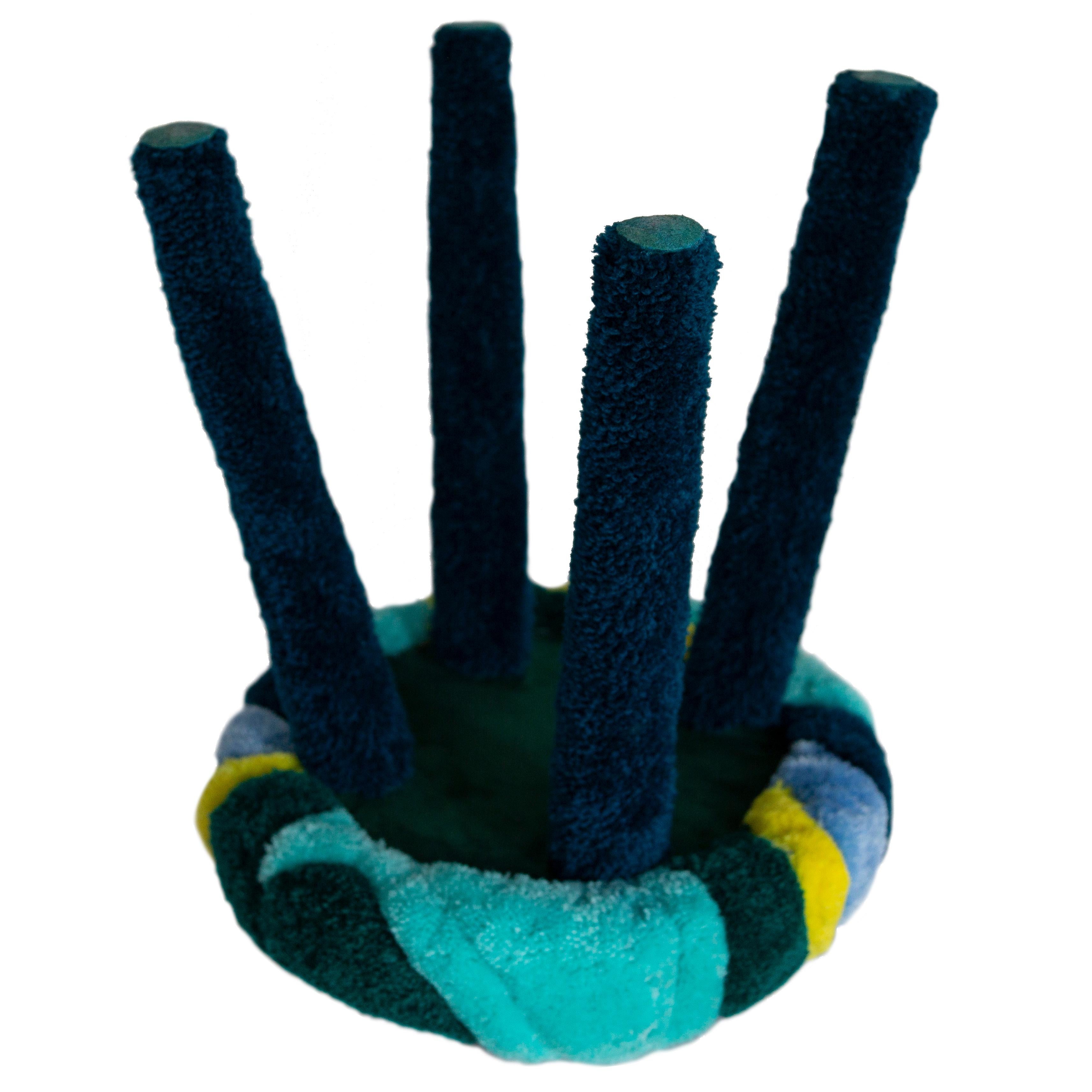 Mid-Century moderno Sgabello in lana in verde/blu di Vintola Studio, seduta multicolore trapuntata a mano in vendita