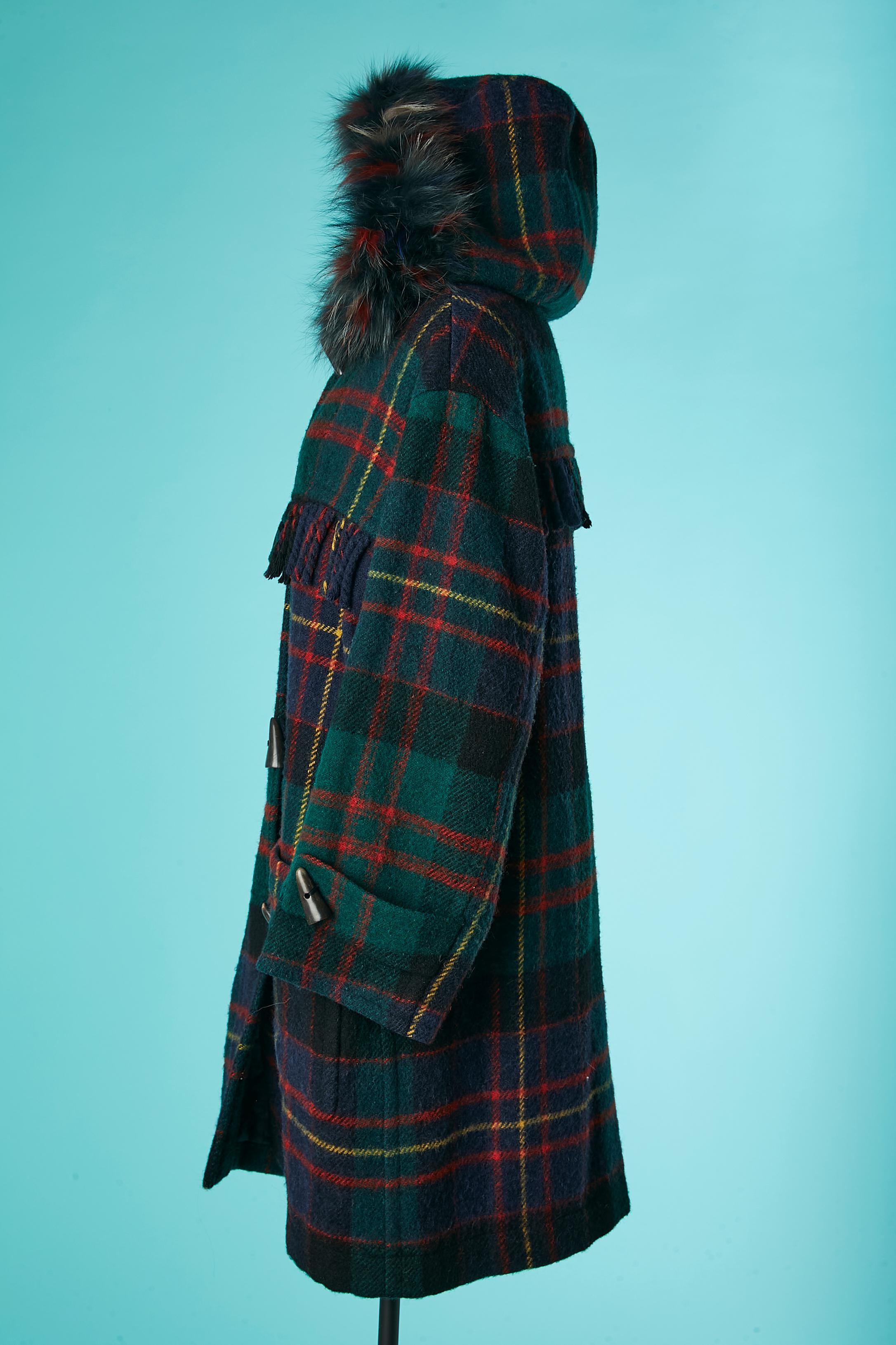 Duffle-coat aus Wolle und Tartan mit mehrfarbigem Pelzkragen von Yves Saint Laurent Fourrure  für Damen oder Herren im Angebot