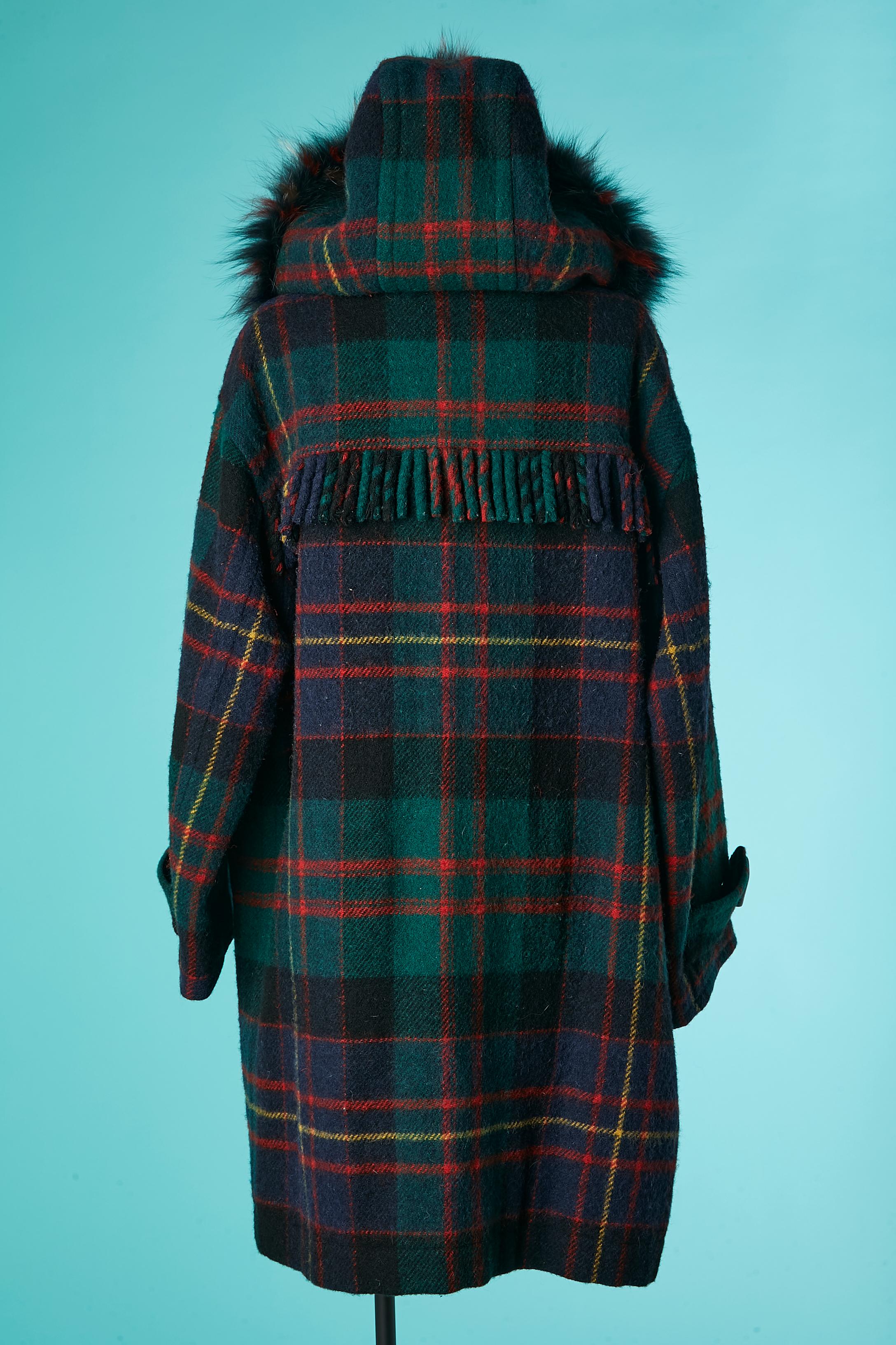Duffle-coat aus Wolle und Tartan mit mehrfarbigem Pelzkragen von Yves Saint Laurent Fourrure  im Angebot 1