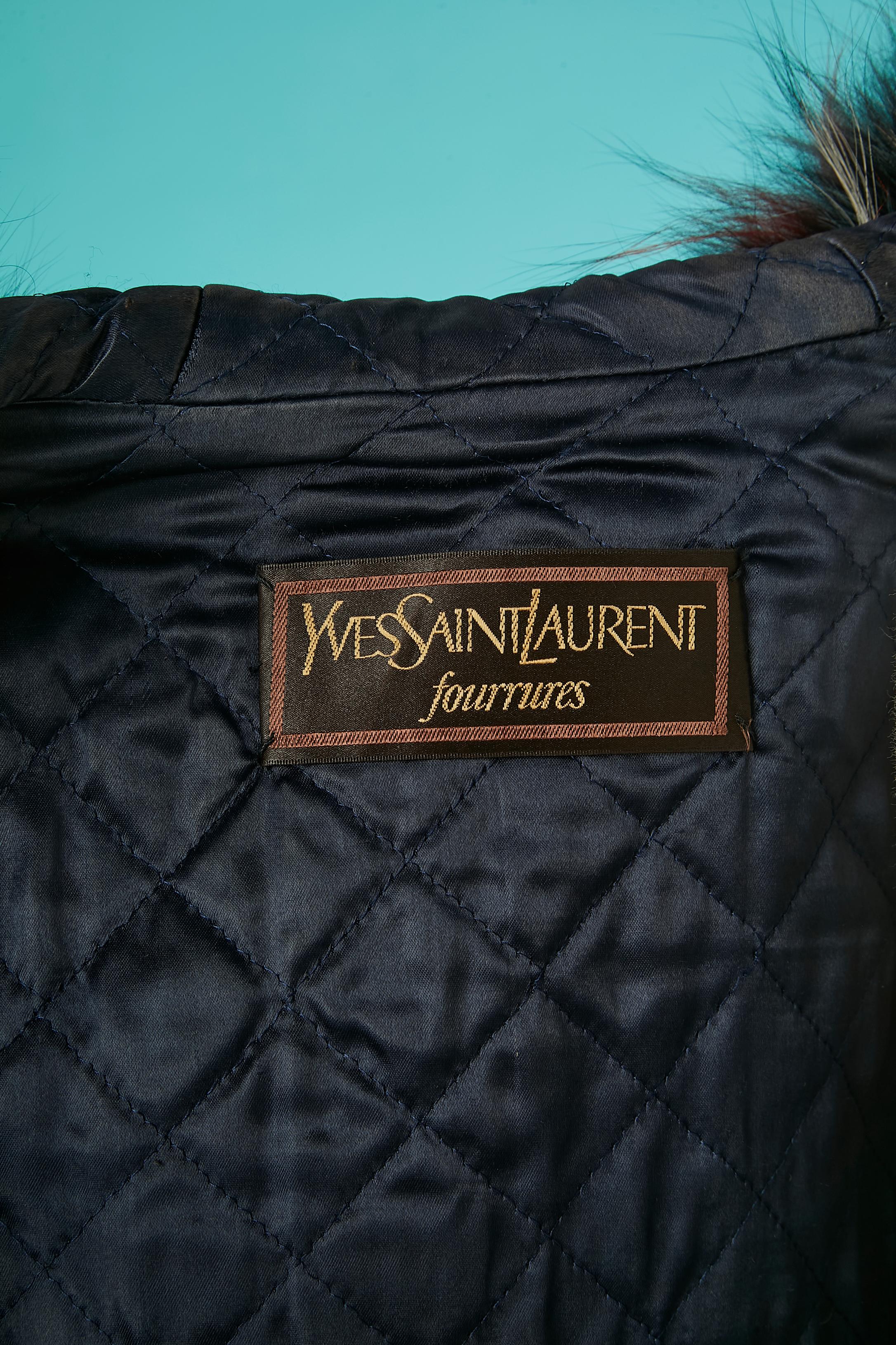 Duffle-coat aus Wolle und Tartan mit mehrfarbigem Pelzkragen von Yves Saint Laurent Fourrure  im Angebot 3