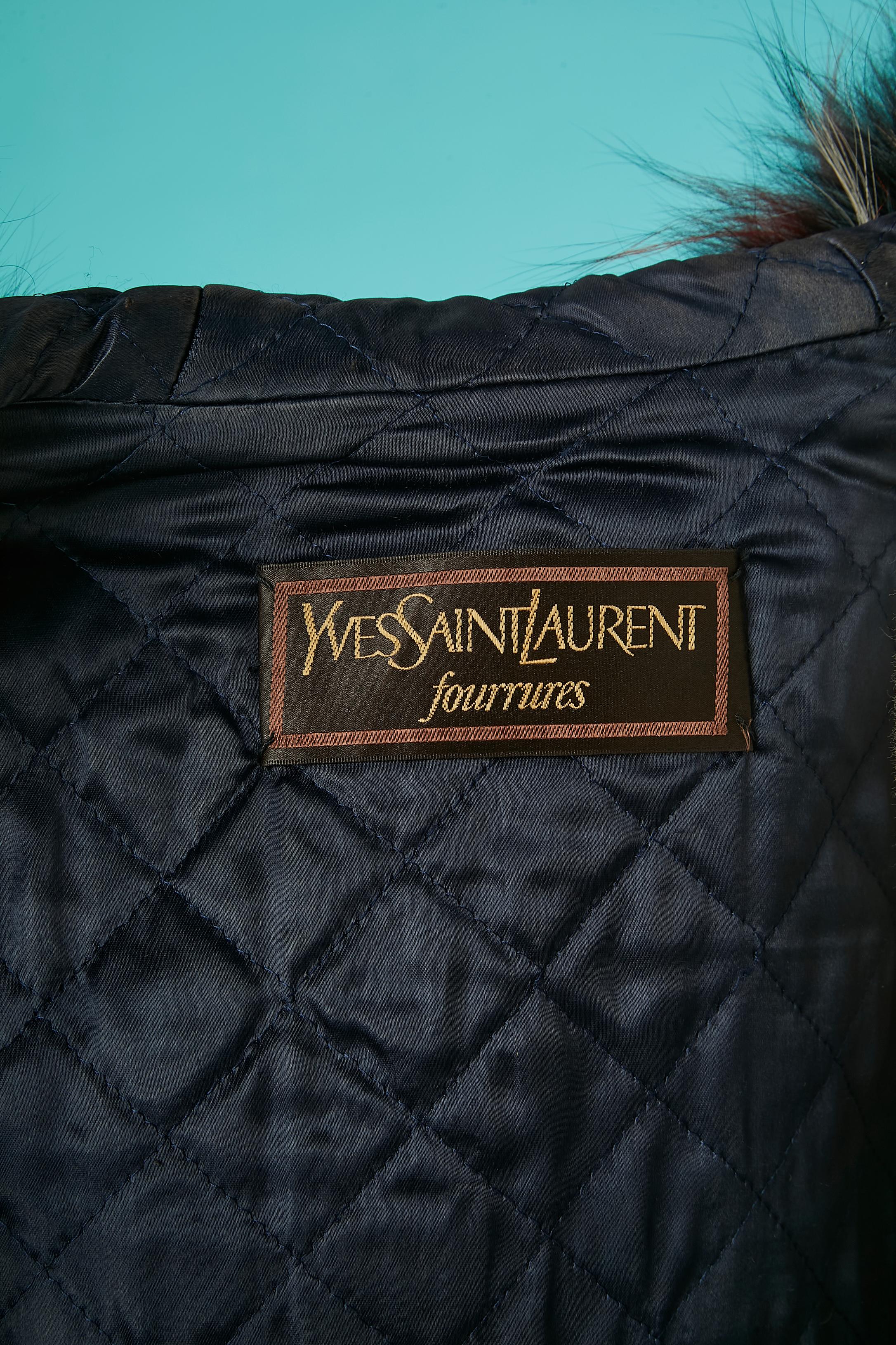 Montgomery in lana tartan con collo in pelliccia multicolore Yves Saint Laurent Fourrure in vendita 2