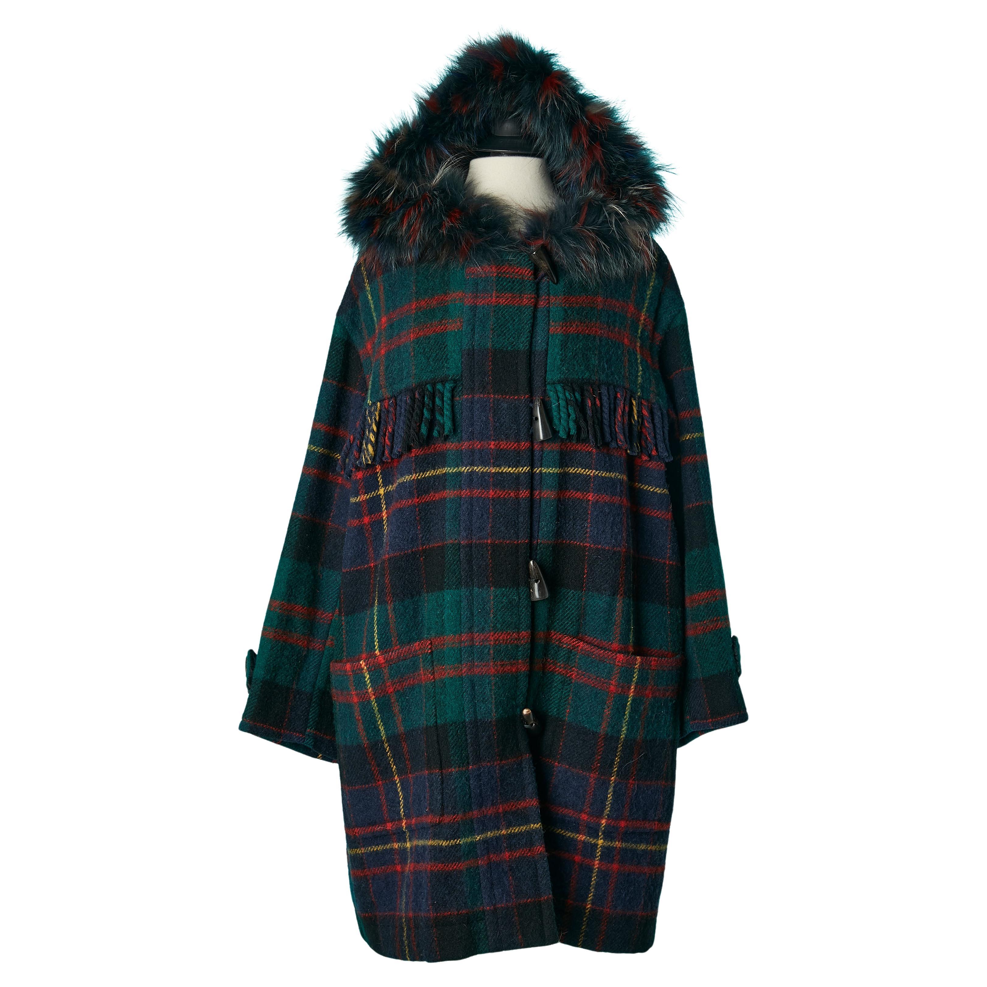 Duffle-coat aus Wolle und Tartan mit mehrfarbigem Pelzkragen von Yves Saint Laurent Fourrure  im Angebot