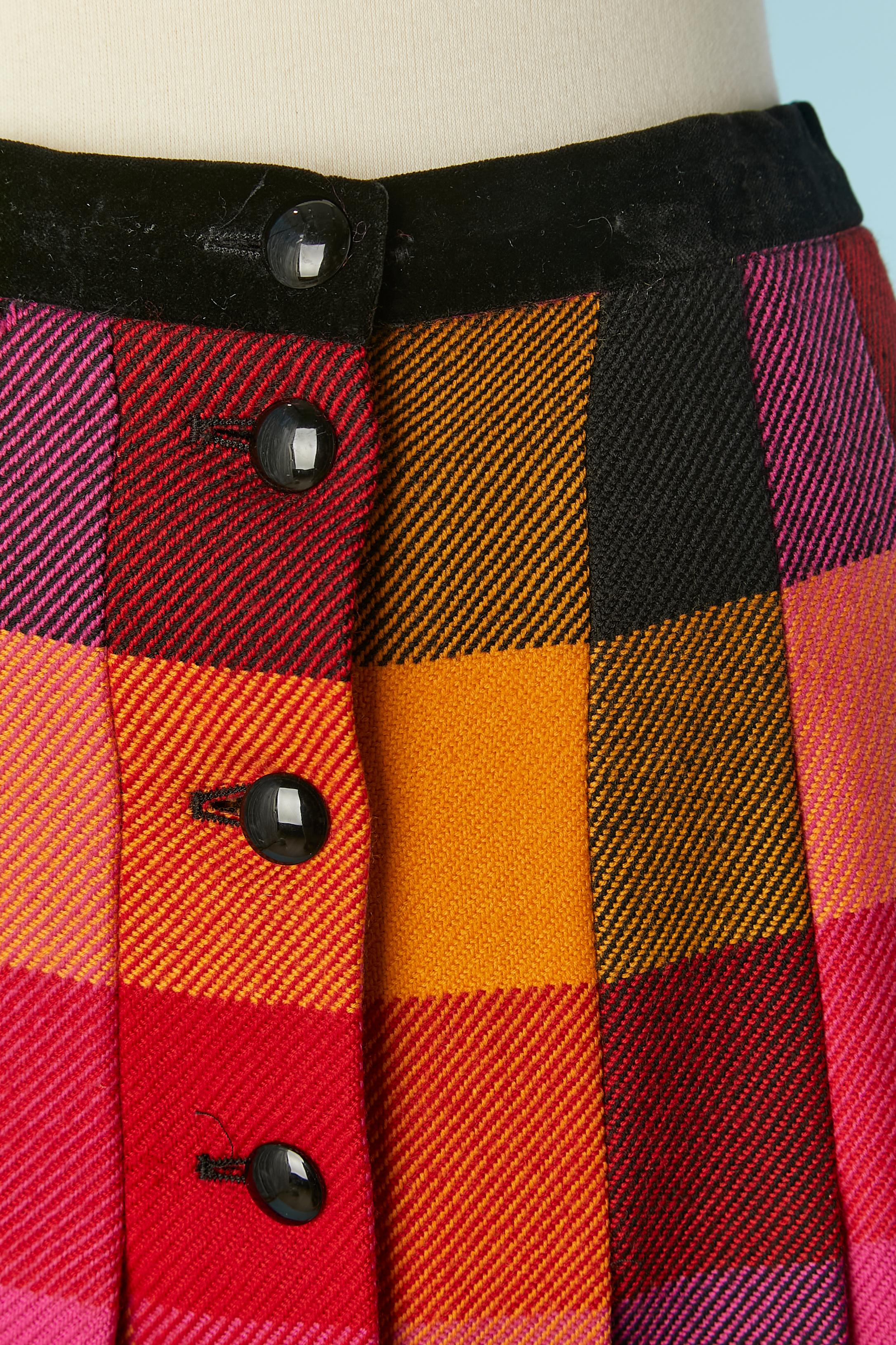 Wool Tartan pleated skirt with black velvet waist and button closure on the left side ( there is a mistake on our picture) 
No lining. 
SIZE 36 (Eu) M 