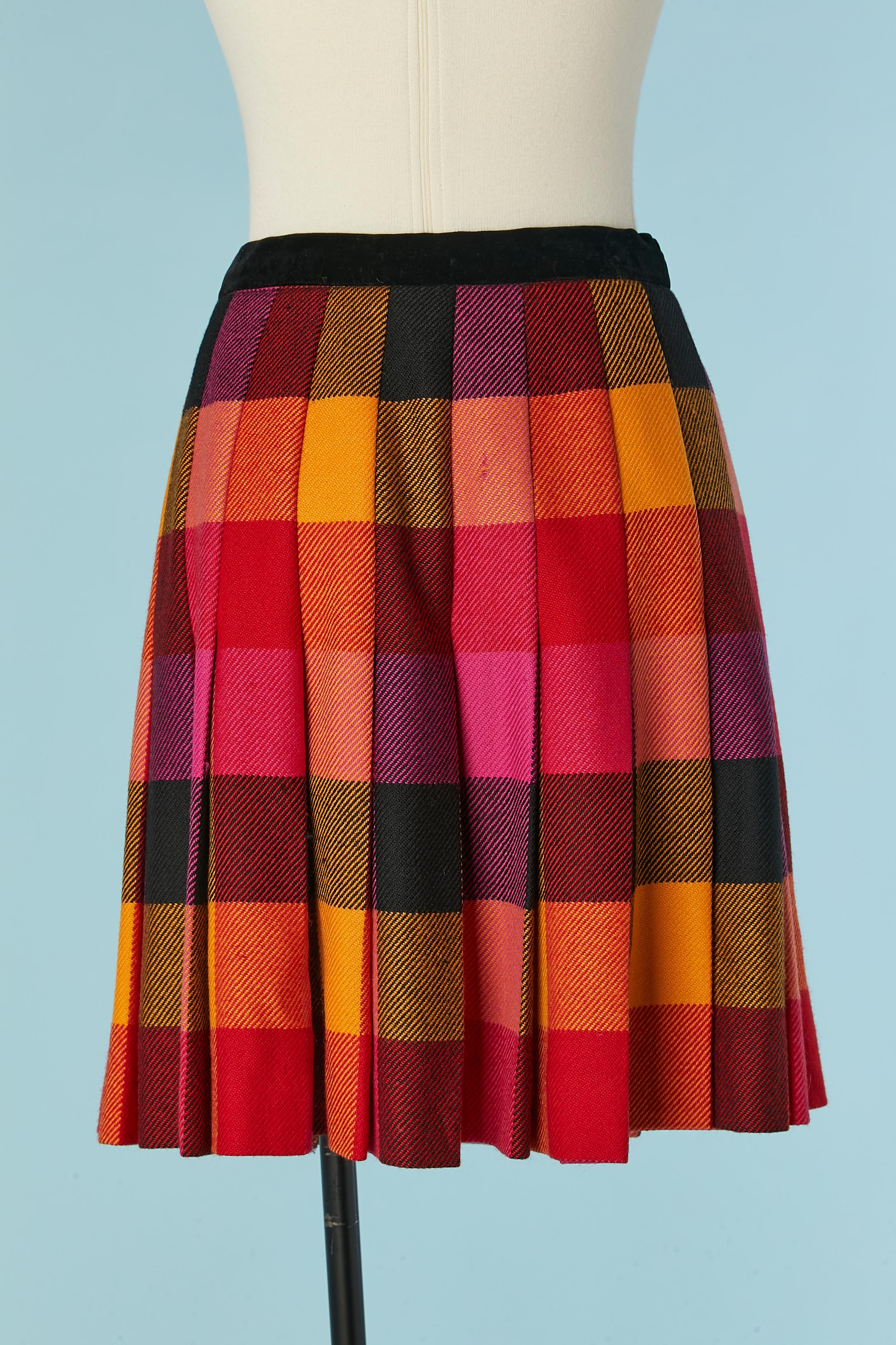Wool Tartan pleated skirt with black velvet waist Escada by Margaretha Ley In Excellent Condition For Sale In Saint-Ouen-Sur-Seine, FR