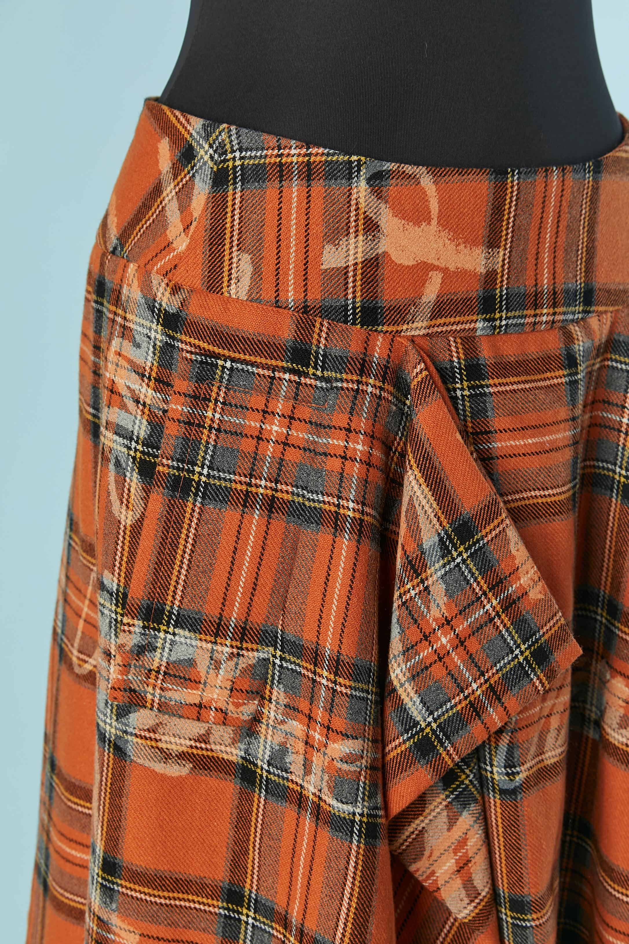 Schottenrock aus Wolle mit Schriftzug. Zusammensetzung des Hauptgewebes: 45% Wolle, 55% Polyester. Cupro-Futter.
Unsichtbarer Reißverschluss und Haken & Öse auf der linken Seite
SIZE 42 (It) 38 (Fr) M 