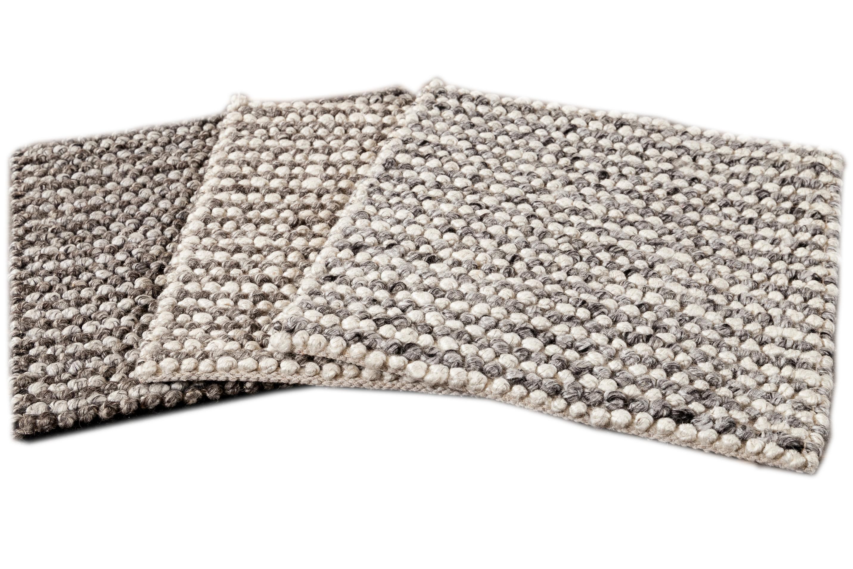 Mehrfarbiger, strukturierter Teppich nach Maß. Kundenspezifische Größen und Farben auf Bestellung.

Material: 90% Wolle/10% Bambusseide
Vorlaufzeit: Ungefähr 12 Wochen
Verfügbare Farben: Holzkohle, Grau, Beige.
  