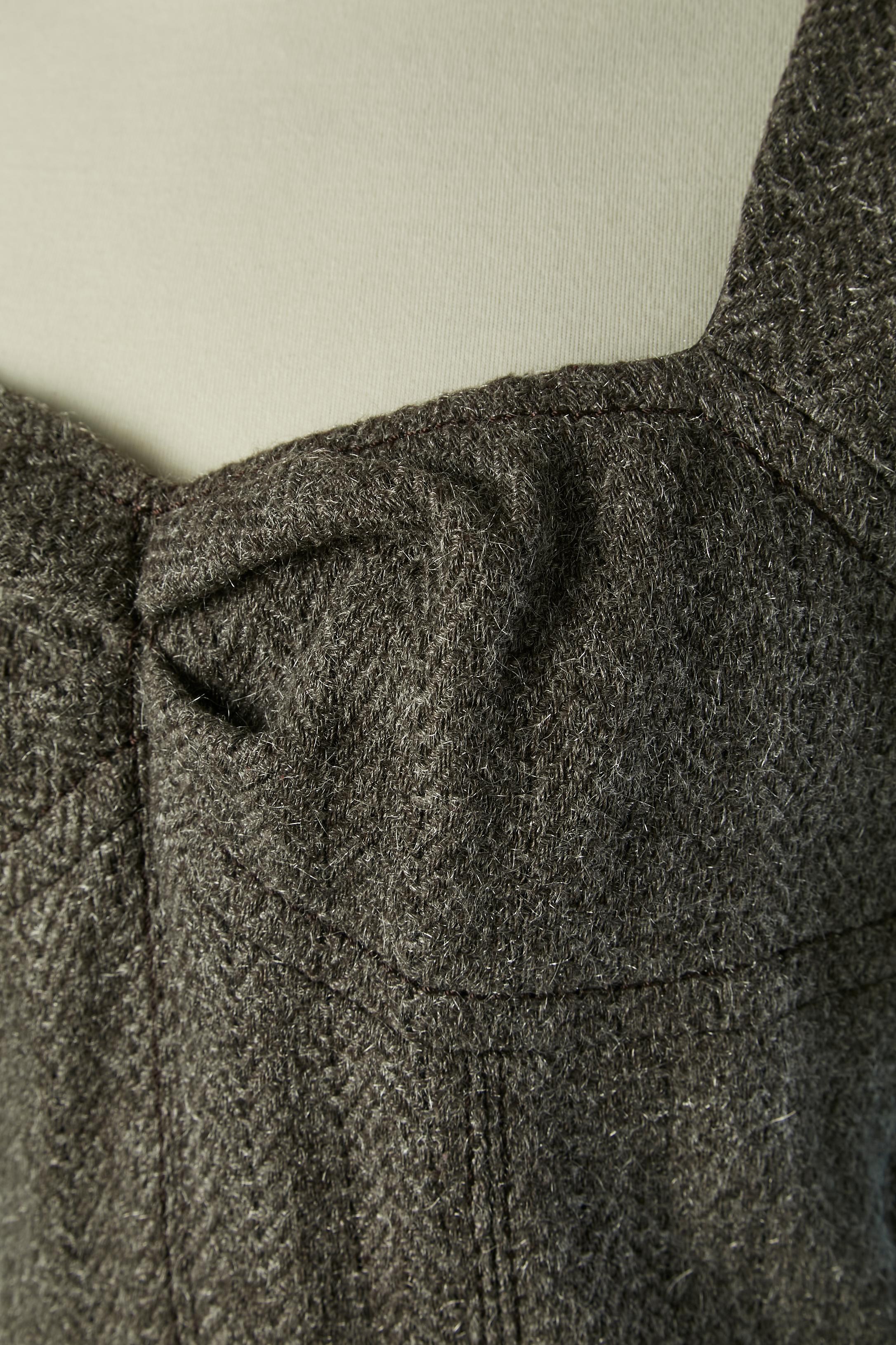 Kleid aus Wolle. Zusammensetzung des Hauptgewebes: 75% Wolle, 25% Polyester. Seidenfutter. Oben genäht. Tasche auf beiden Seiten mit Rillenrand. Reißverschluss in der hinteren Mitte. Schwarzes Band auf der oberen Rückenmitte. 
GRÖSSE AUF DEM TAG 36