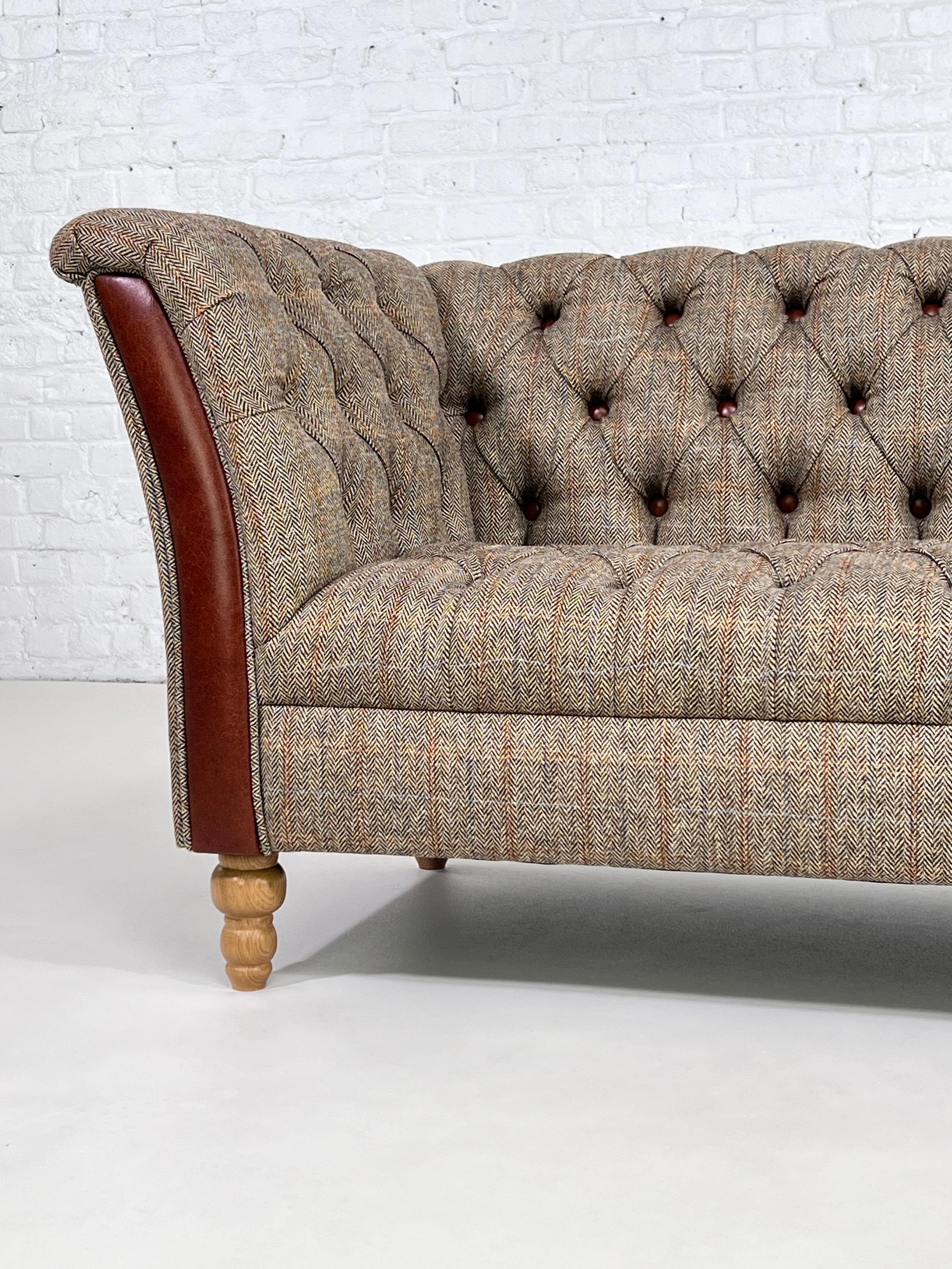 Chesterfield-Sofa aus Woll-Tweedstoff mit Lederoberflächen und Holz im Angebot 4