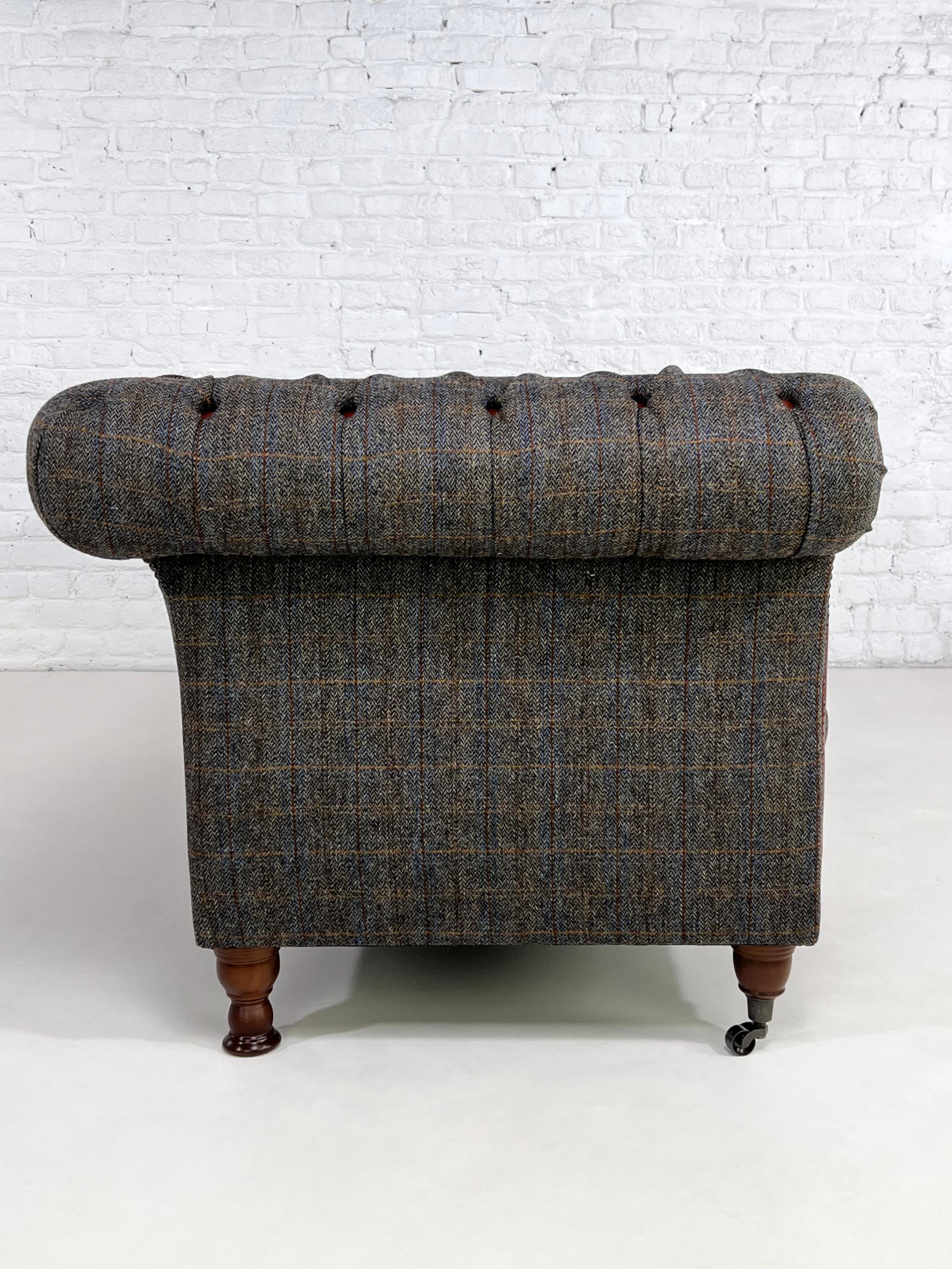Chesterfield-Sofa aus Woll-Tweedstoff mit Lederoberflächen und Holz im Angebot 6