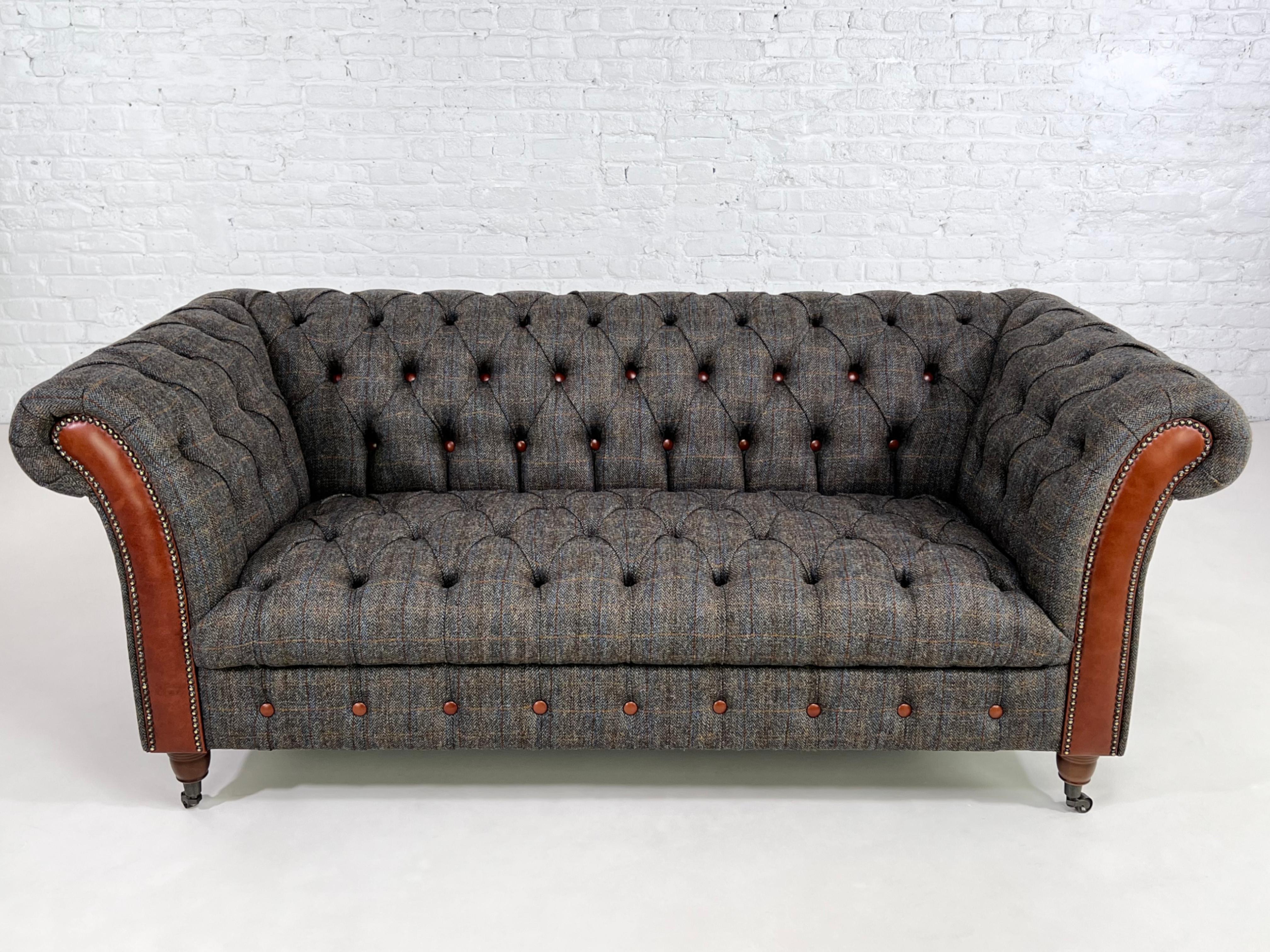 Chesterfield-Sofa aus Woll-Tweedstoff mit Lederoberflächen und Holz (Europäisch) im Angebot