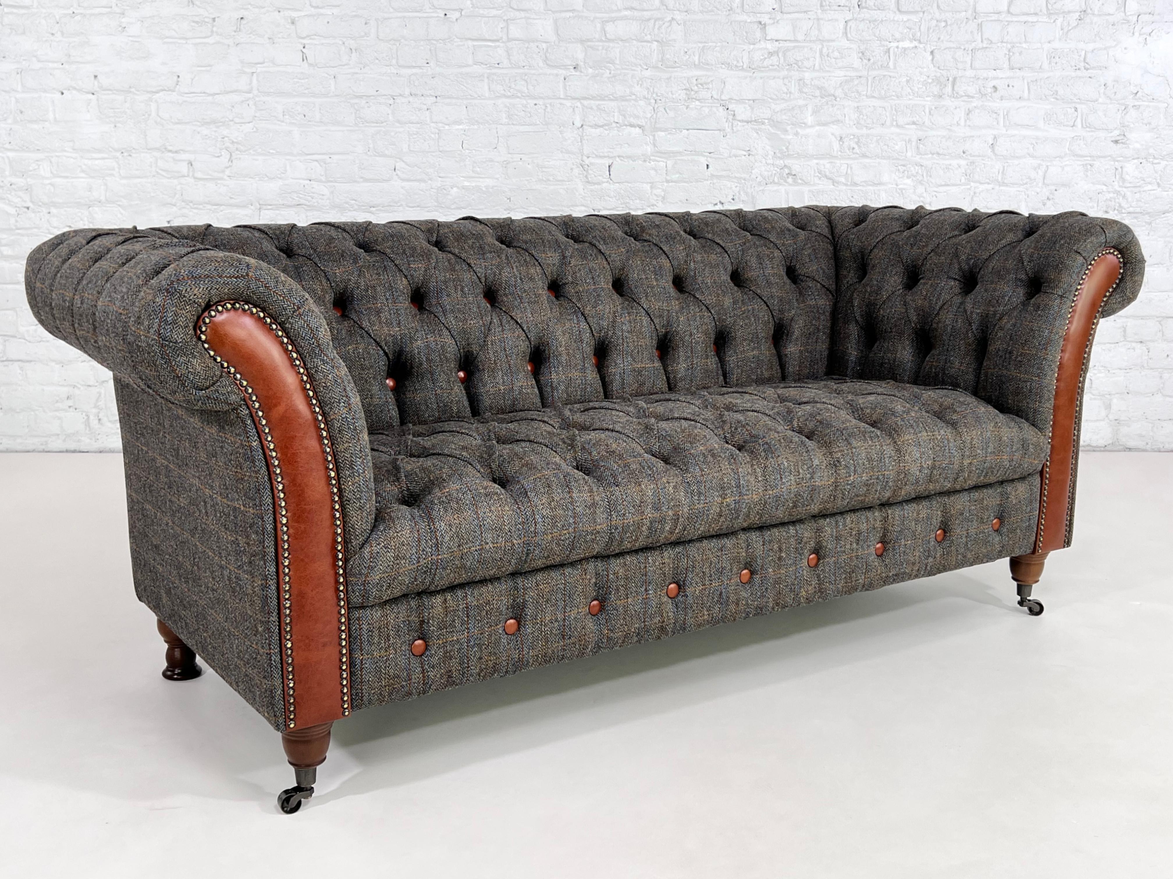 Chesterfield-Sofa aus Woll-Tweedstoff mit Lederoberflächen und Holz im Zustand „Neu“ im Angebot in Tourcoing, FR