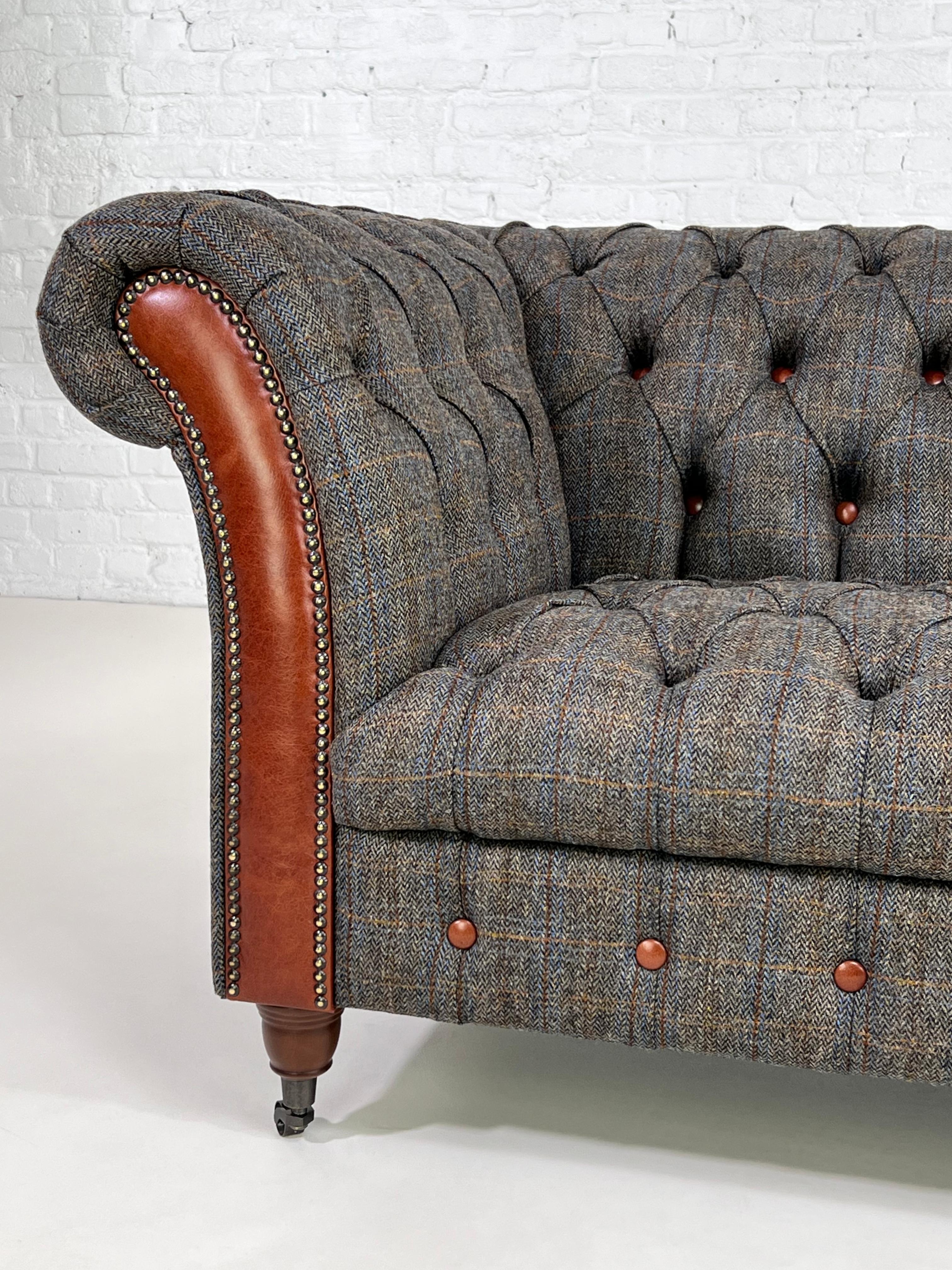 Chesterfield-Sofa aus Woll-Tweedstoff mit Lederoberflächen und Holz im Angebot 1