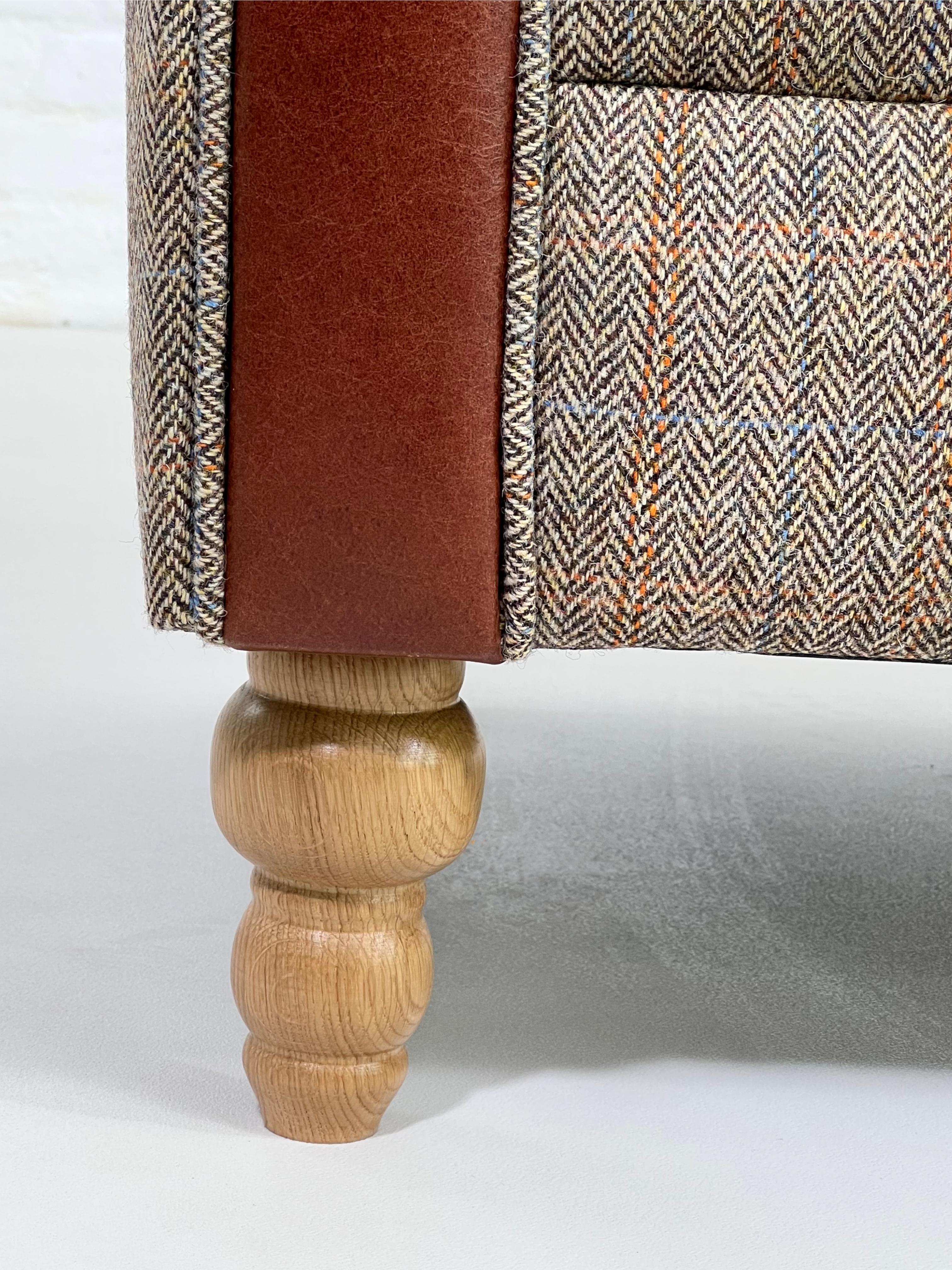 Chesterfield-Sofa aus Woll-Tweedstoff mit Lederoberflächen und Holz im Angebot 3