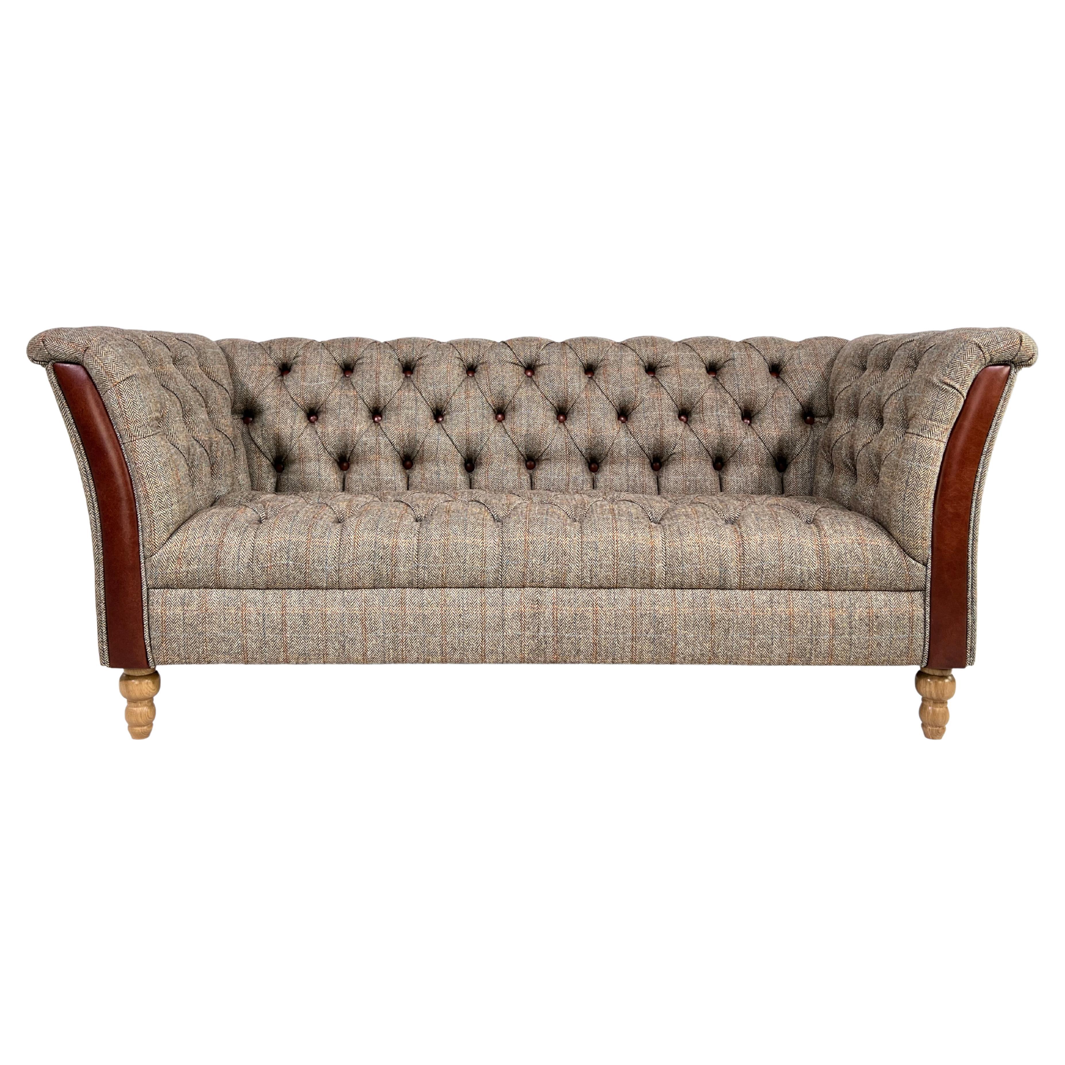 Chesterfield-Sofa aus Woll-Tweedstoff mit Lederoberflächen und Holz im Angebot