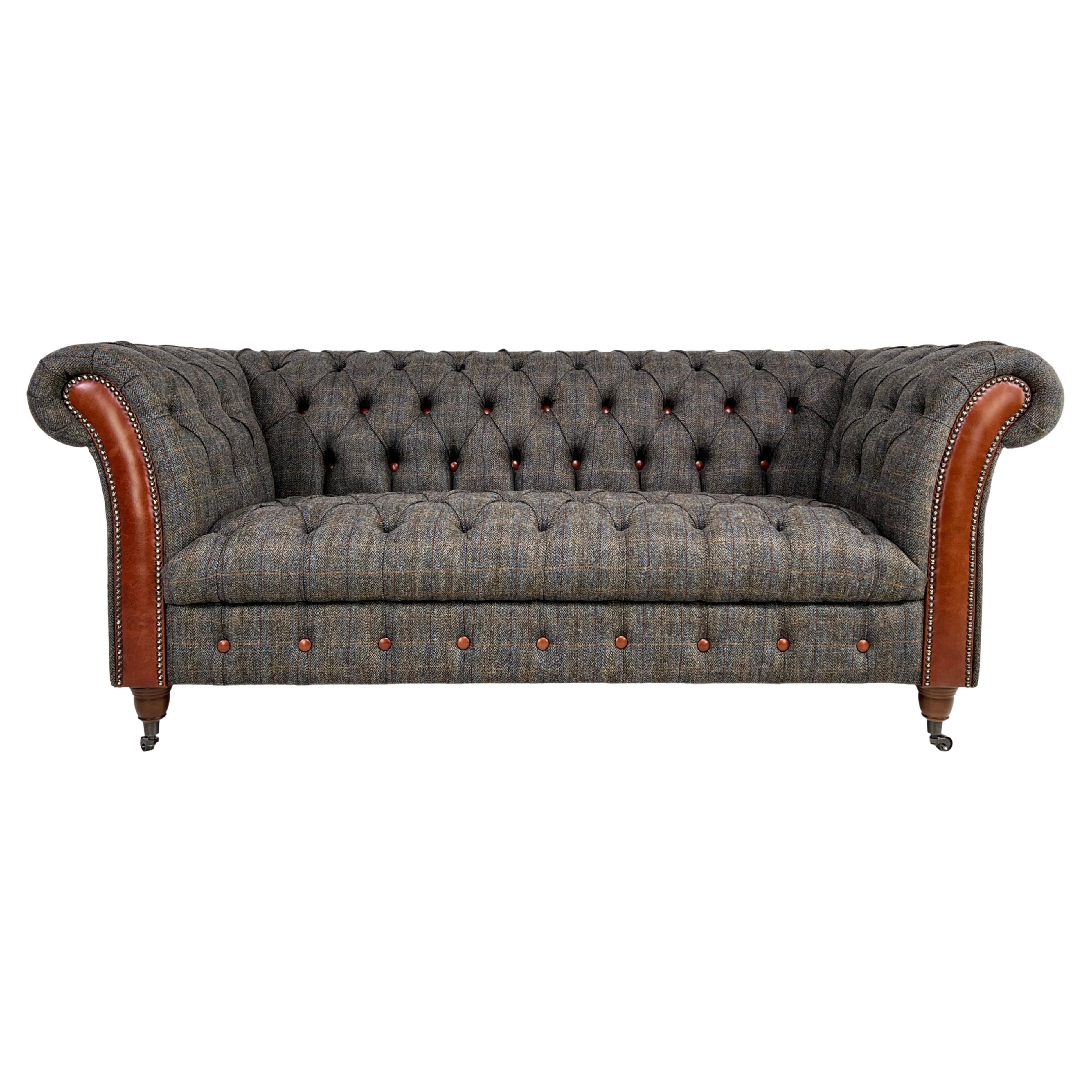 Chesterfield-Sofa aus Woll-Tweedstoff mit Lederoberflächen und Holz im Angebot