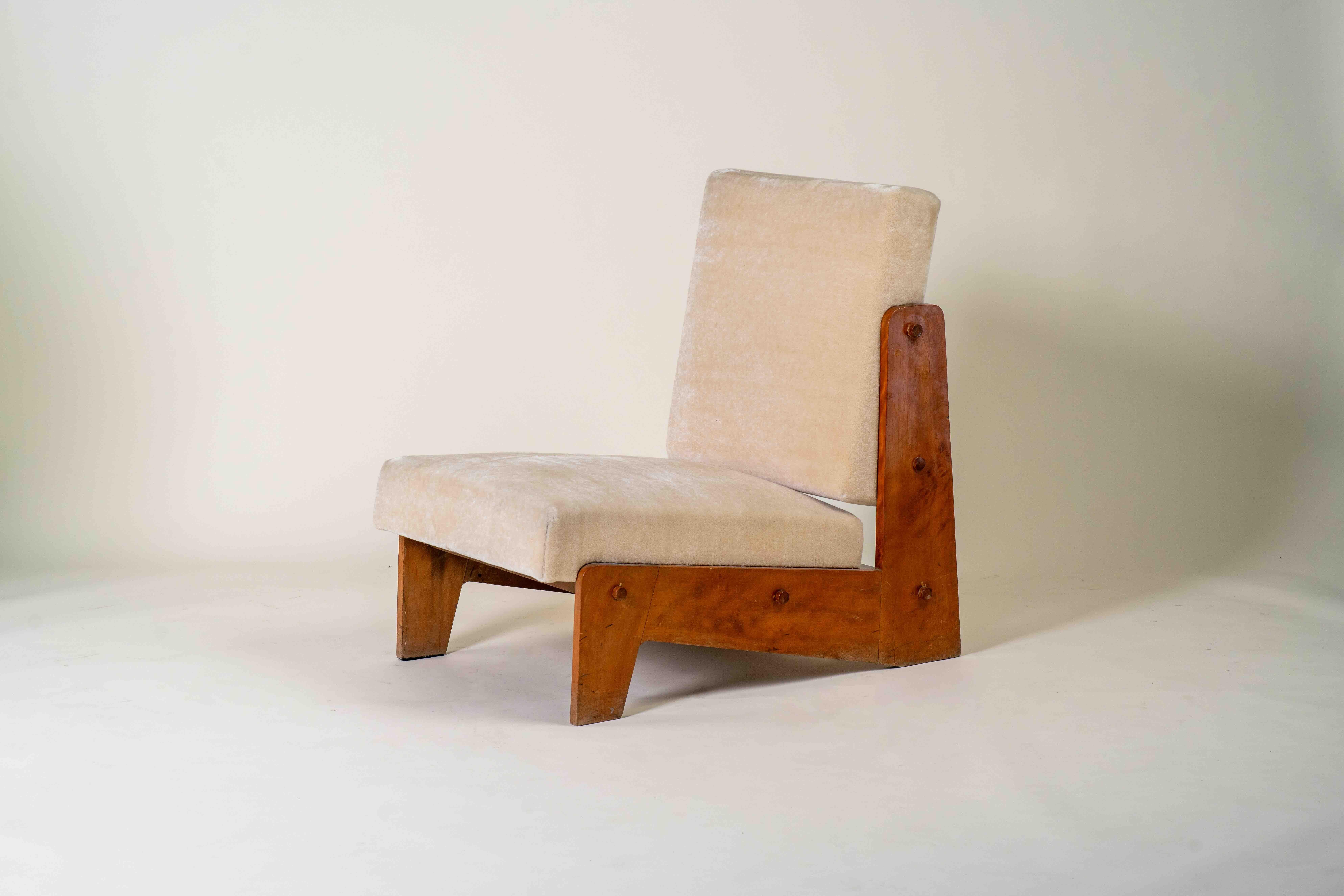 Dieser französische Sessel im Vintage-Stil verbindet zeitlose Handwerkskunst mit schlichter Eleganz. Der in Frankreich gefertigte, skulpturale Massivholzrahmen hat eine warme, satte Patina, die die natürliche Maserung des Holzes und des Samtstoffes