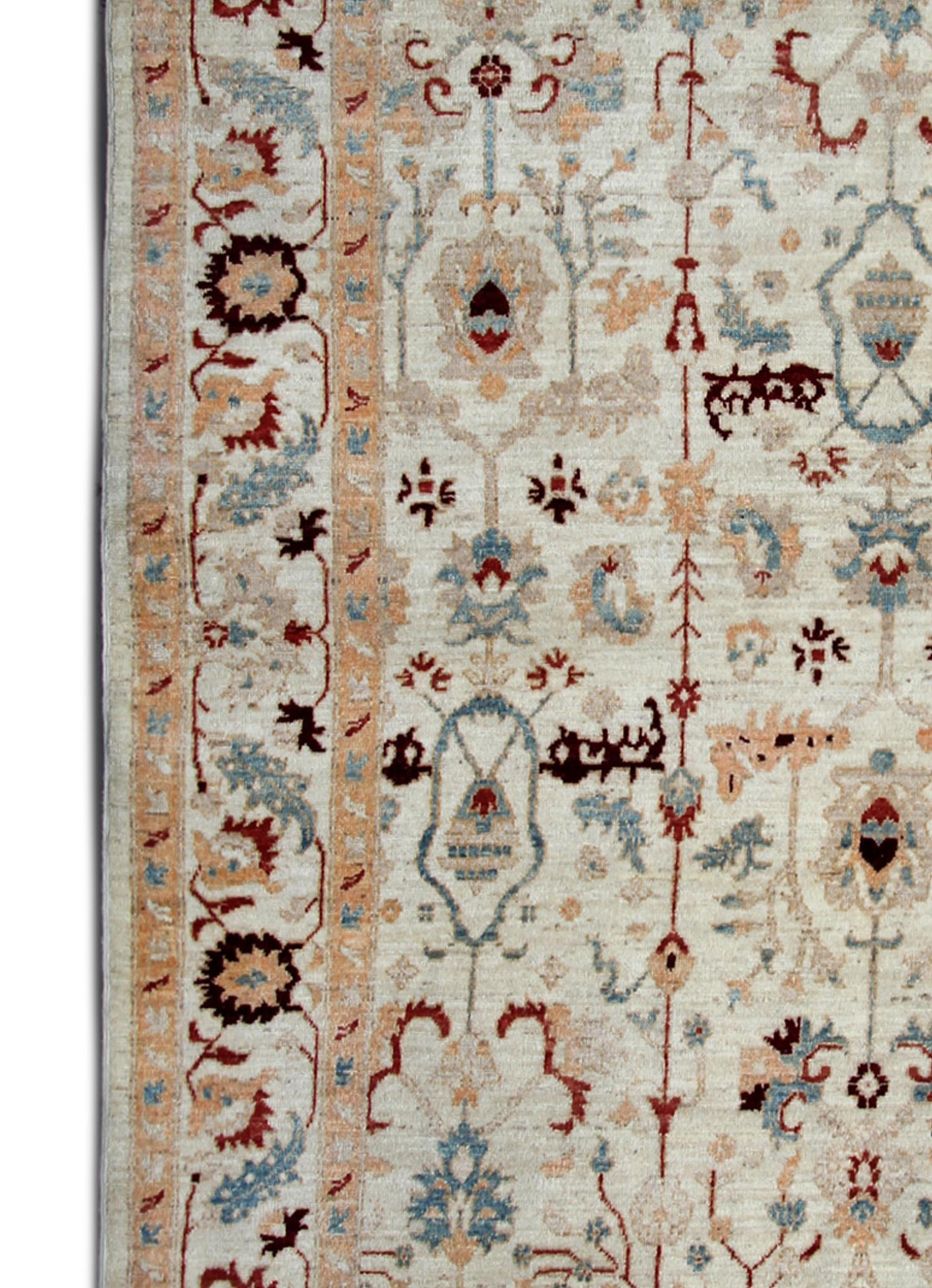 Ce tapis moderne de Ziegler présente un design traditionnel de Saltanabad. Tissé sur un métier à tisser en Afghanistan par des maîtres tisserands. Tissé avec les matériaux les plus nobles ; de la laine filée à la main a été utilisée, teintée en