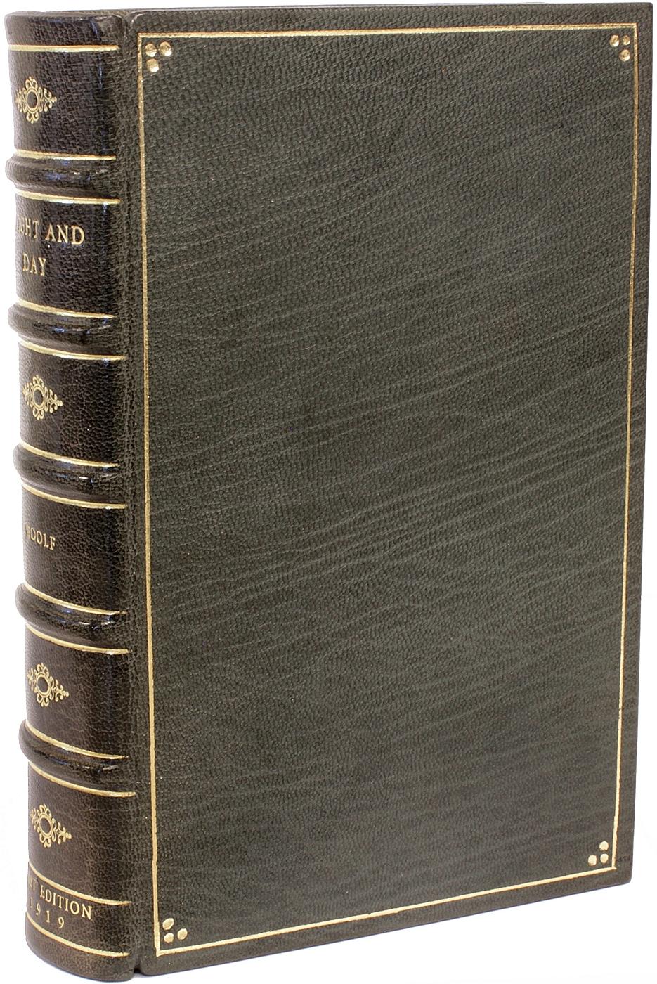 AUTOR: WOOLF, Virginia. 

TÍTULO: Noche y día. Londres: Duckworth, 1919.

DESCRIPCIÓN: PRIMERA EDICIÓN. 1vol., 7-5/16