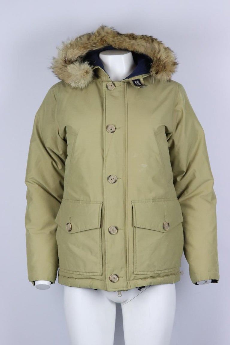 Woolrich hooded reversible fur trimmed quilted shell down jacket. Beige and navy. Long sleeve, crewneck. Zip and button fastening at front. 60% Cotton, 40% nylon; lining: 100% nylon; filling: 100% down; trim: 100% coyote fur. Size: Small (UK 8, US